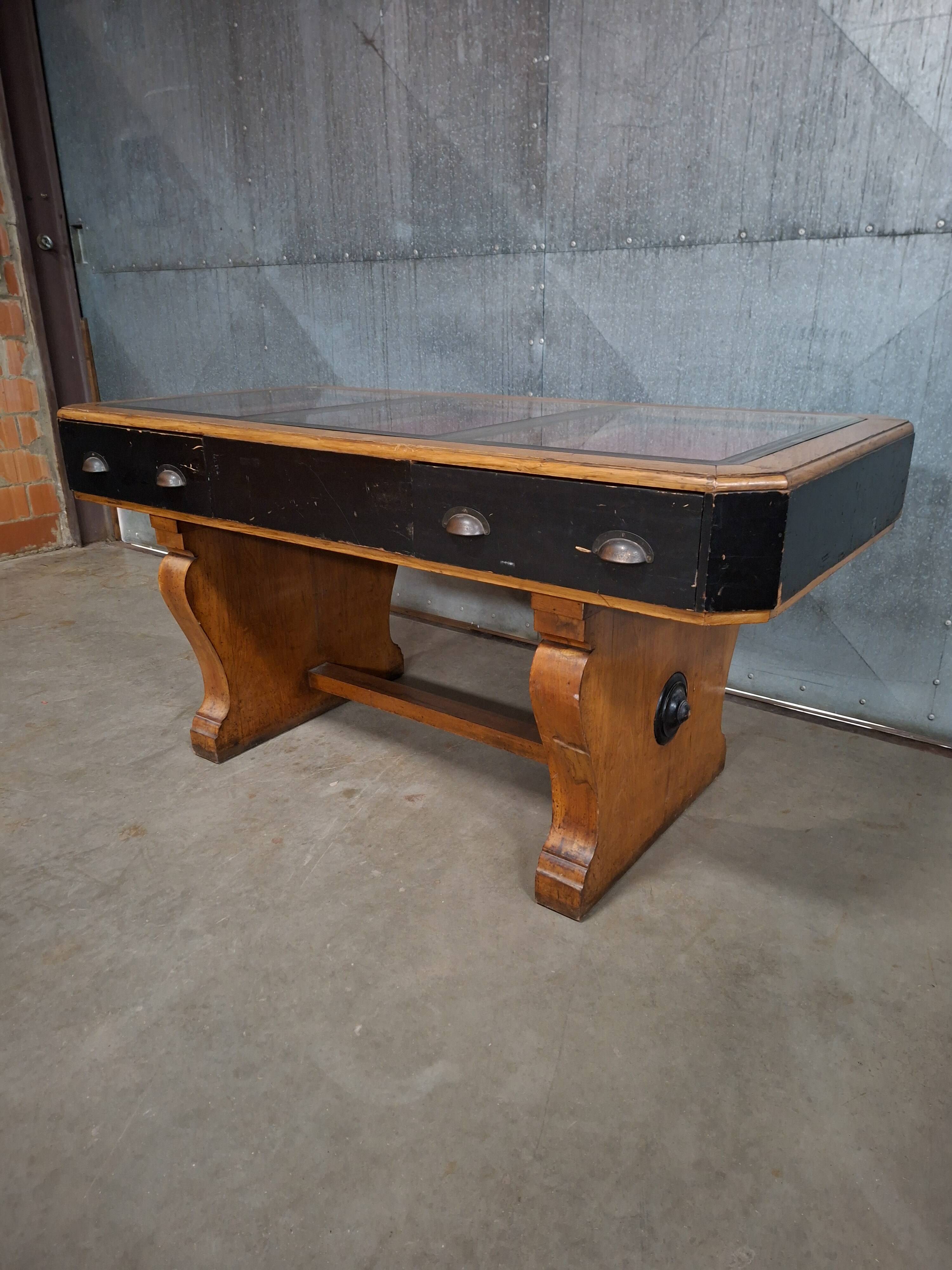 Table vitrine / table de présentation / comptoir avec tiroirs