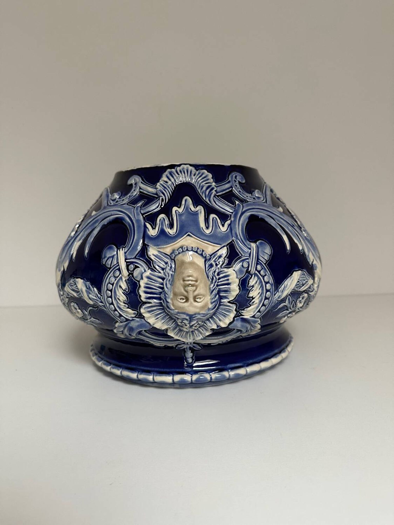 Vase - Cache pot en faïence baroque de Saint Clément, XIX eme