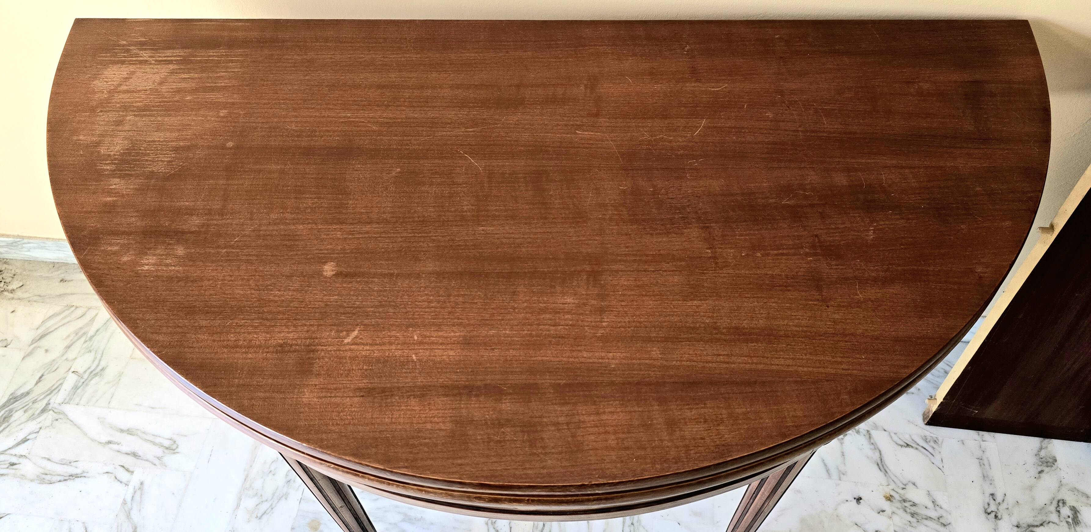 Extendable half-moon table in Louis XVI style