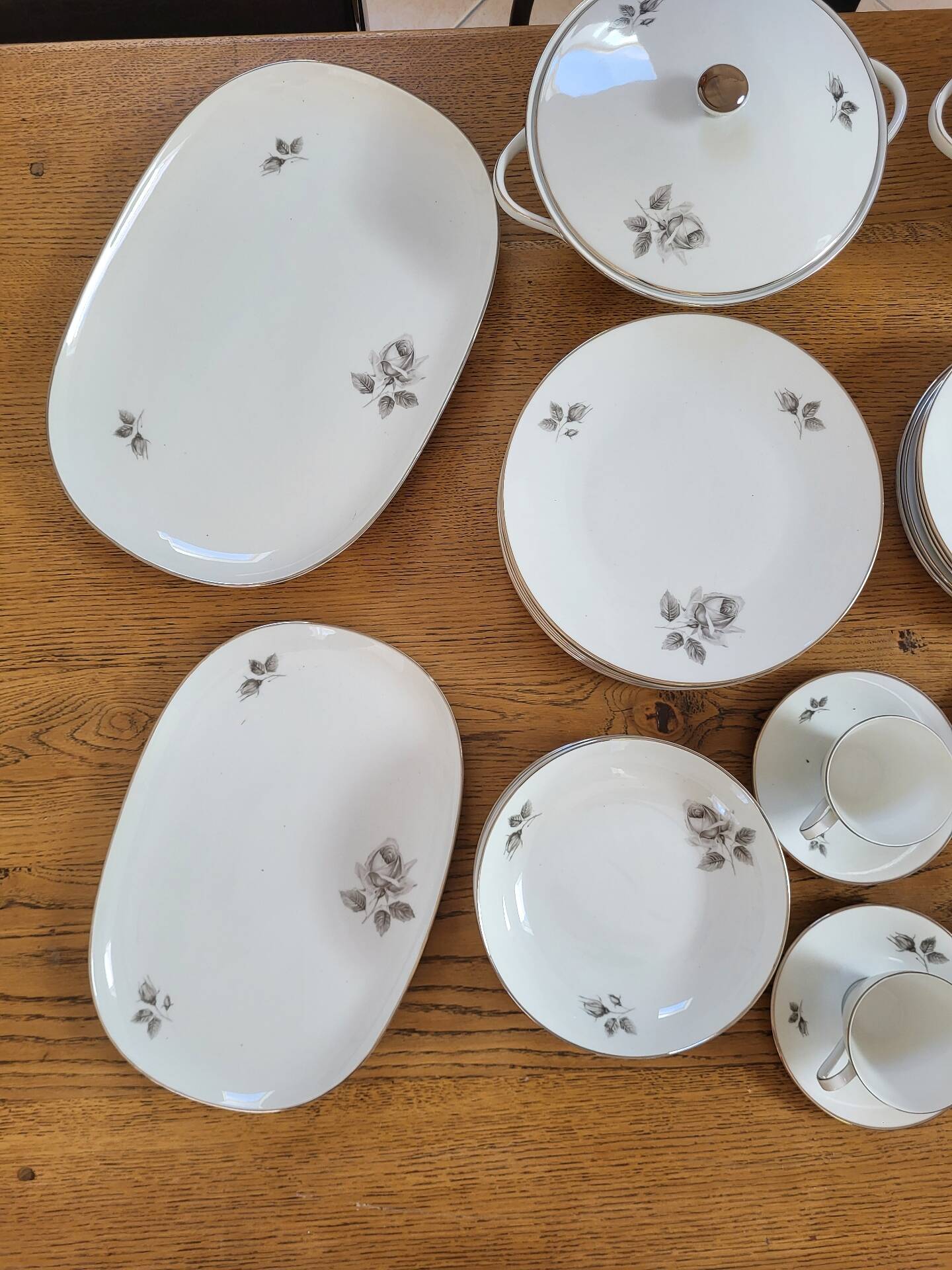 36-piece porcelain service