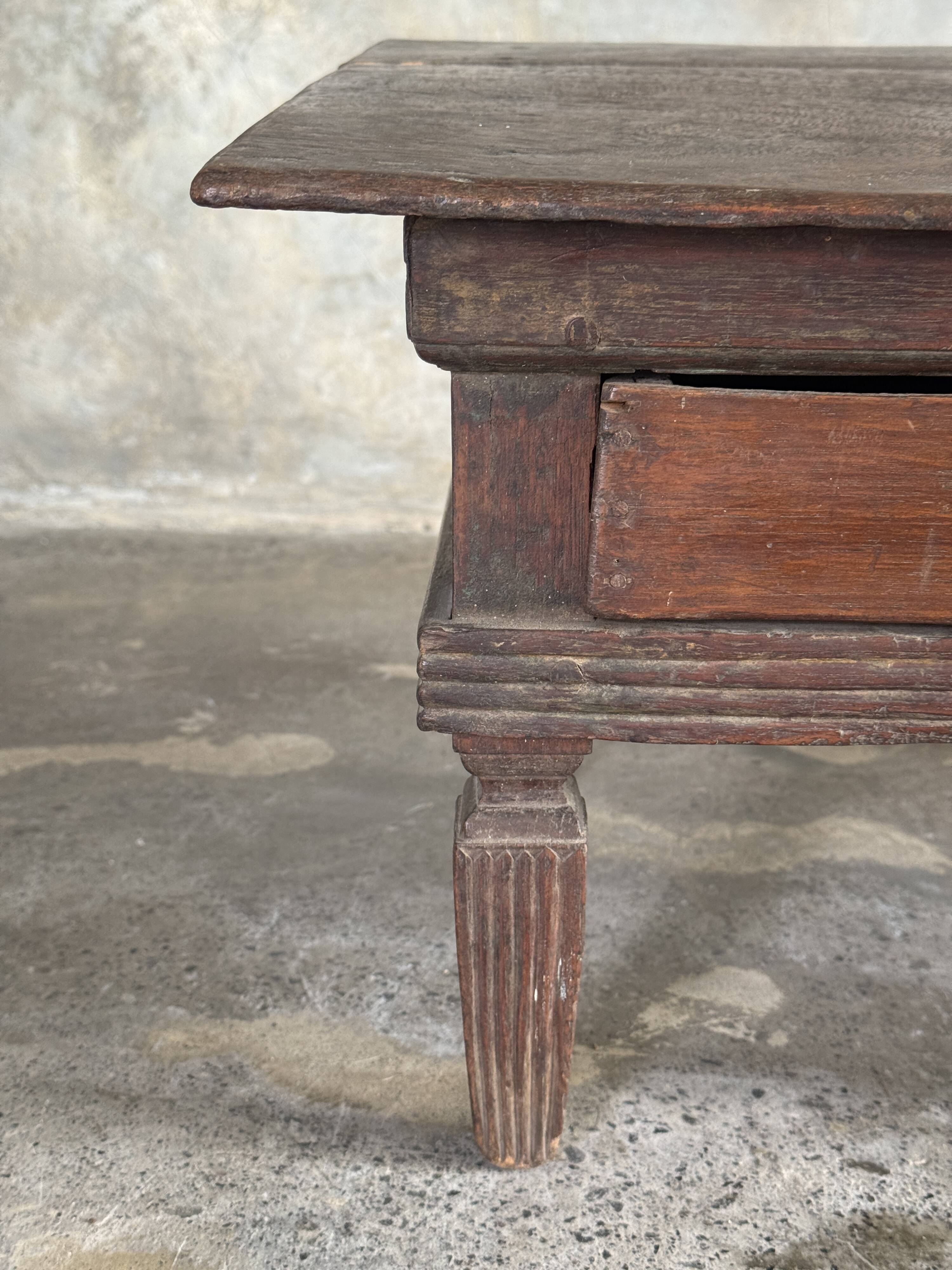 Petit écritoire table basse ancienne indonésienne en teck H33 40,5x55