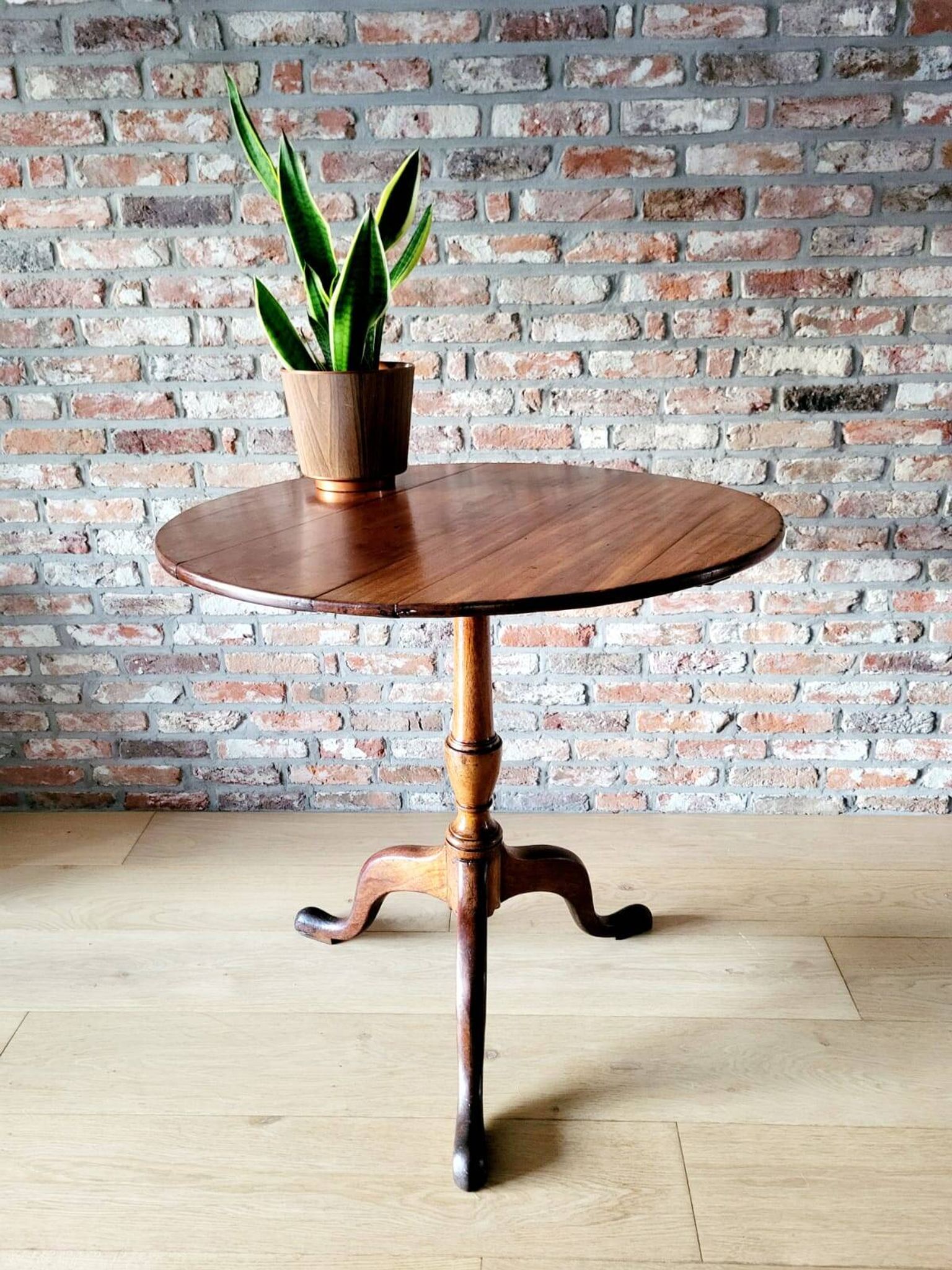 English table with a tilting top, 19th century.