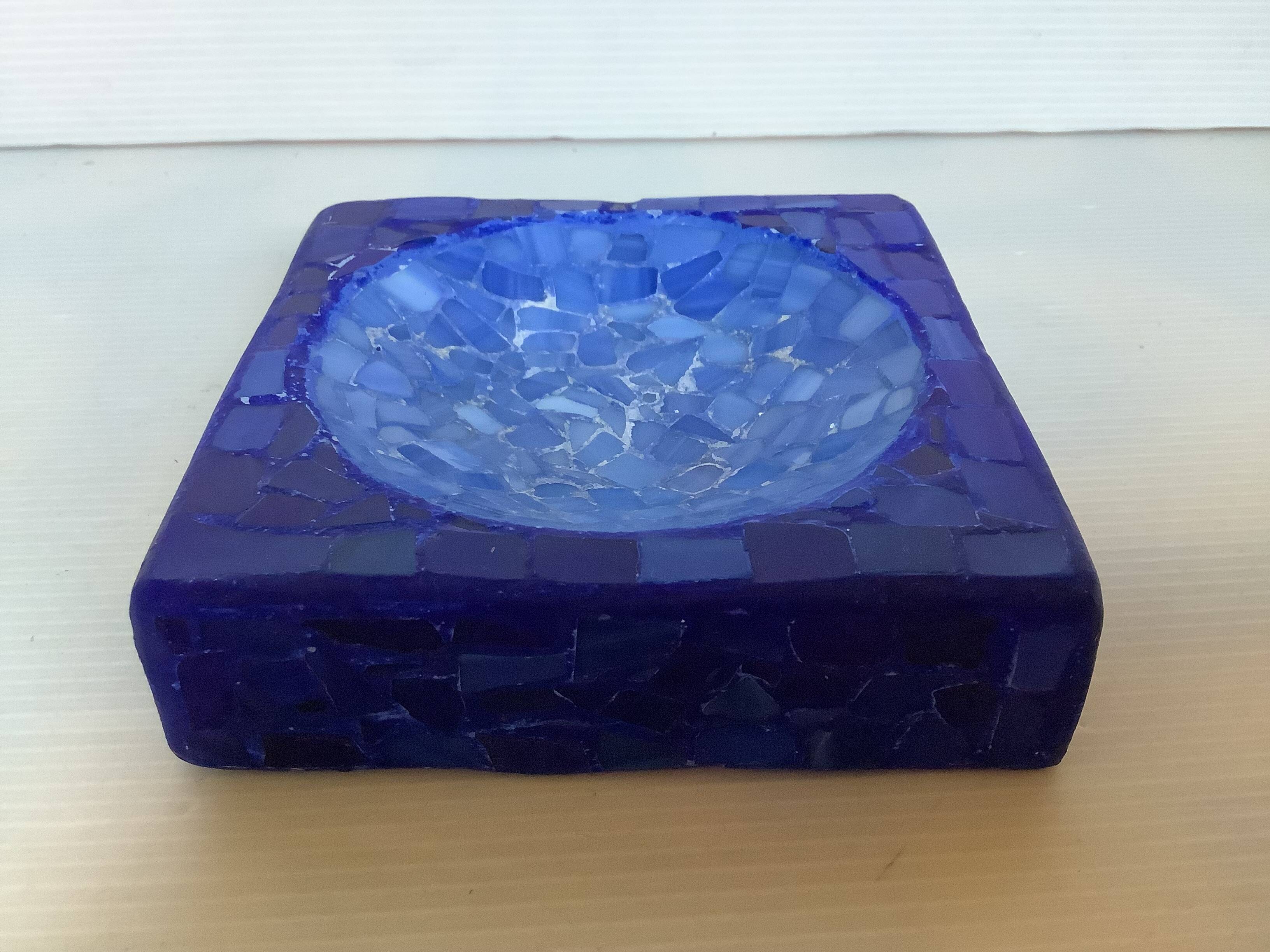 Blue mosaic pocket emptier