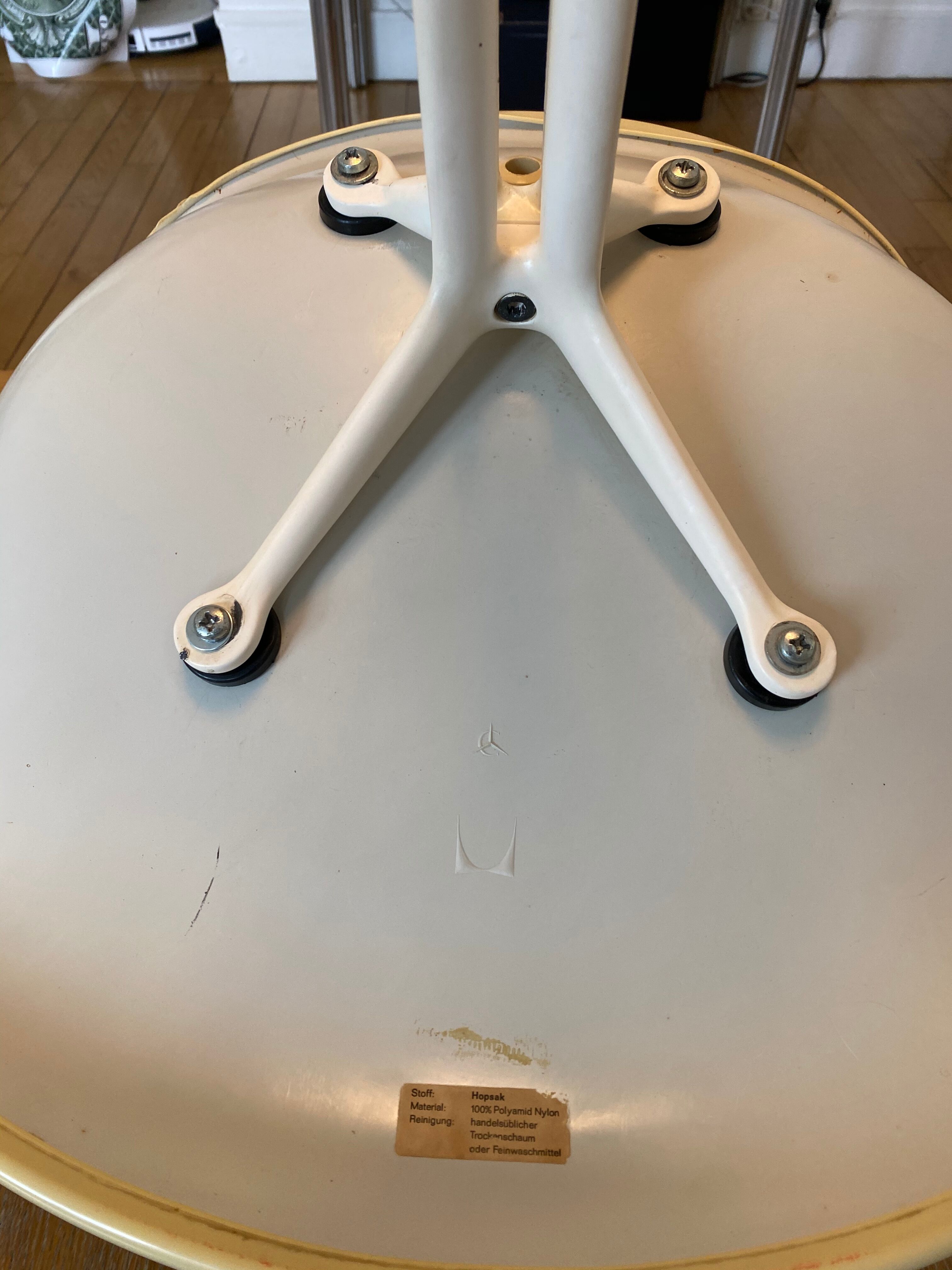 DAF Georges Nelson chair for Herman Miller. Foot la Fonda.