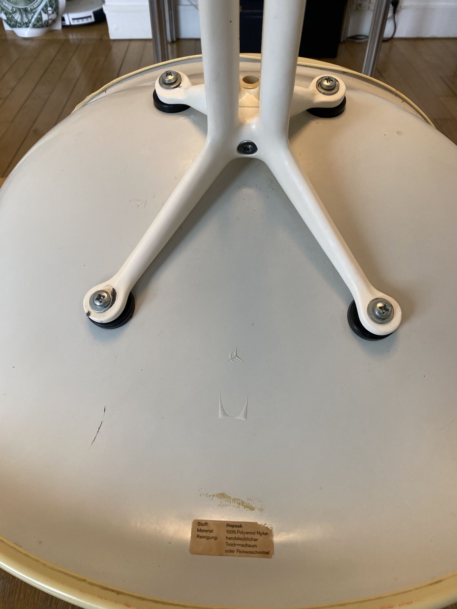 DAF Georges Nelson chair for Herman Miller. Foot la Fonda.