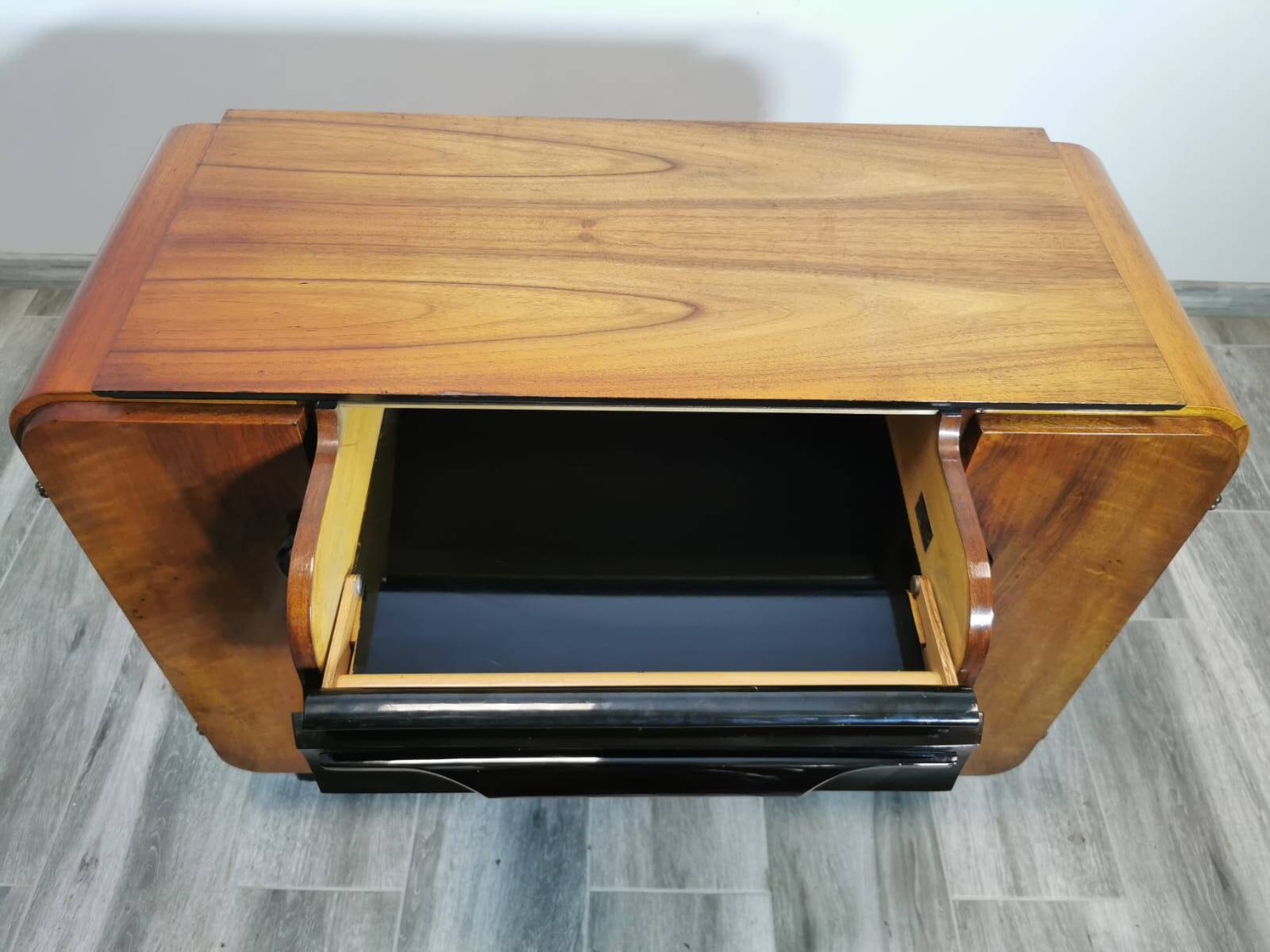 Armoire Gramophone par Jindrich Halabala