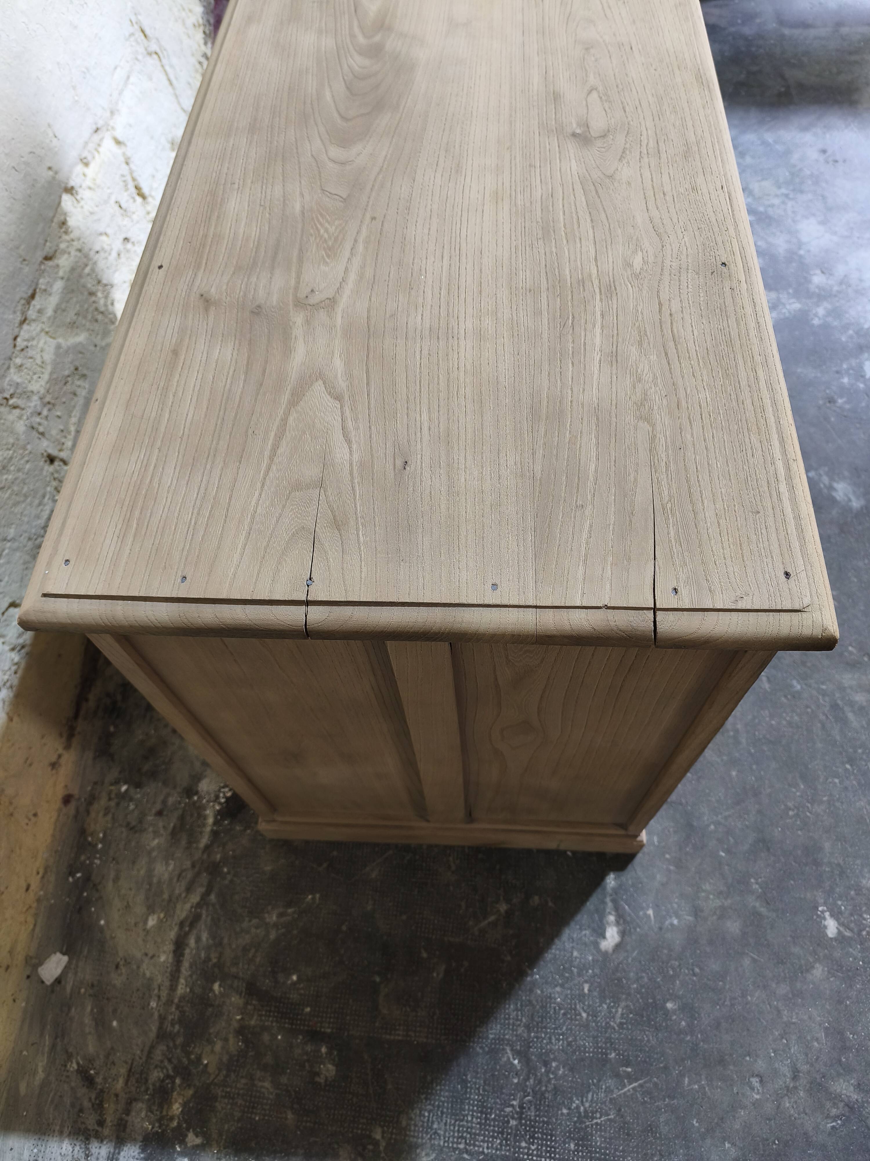 Desk in solid elm with natural airbrushing