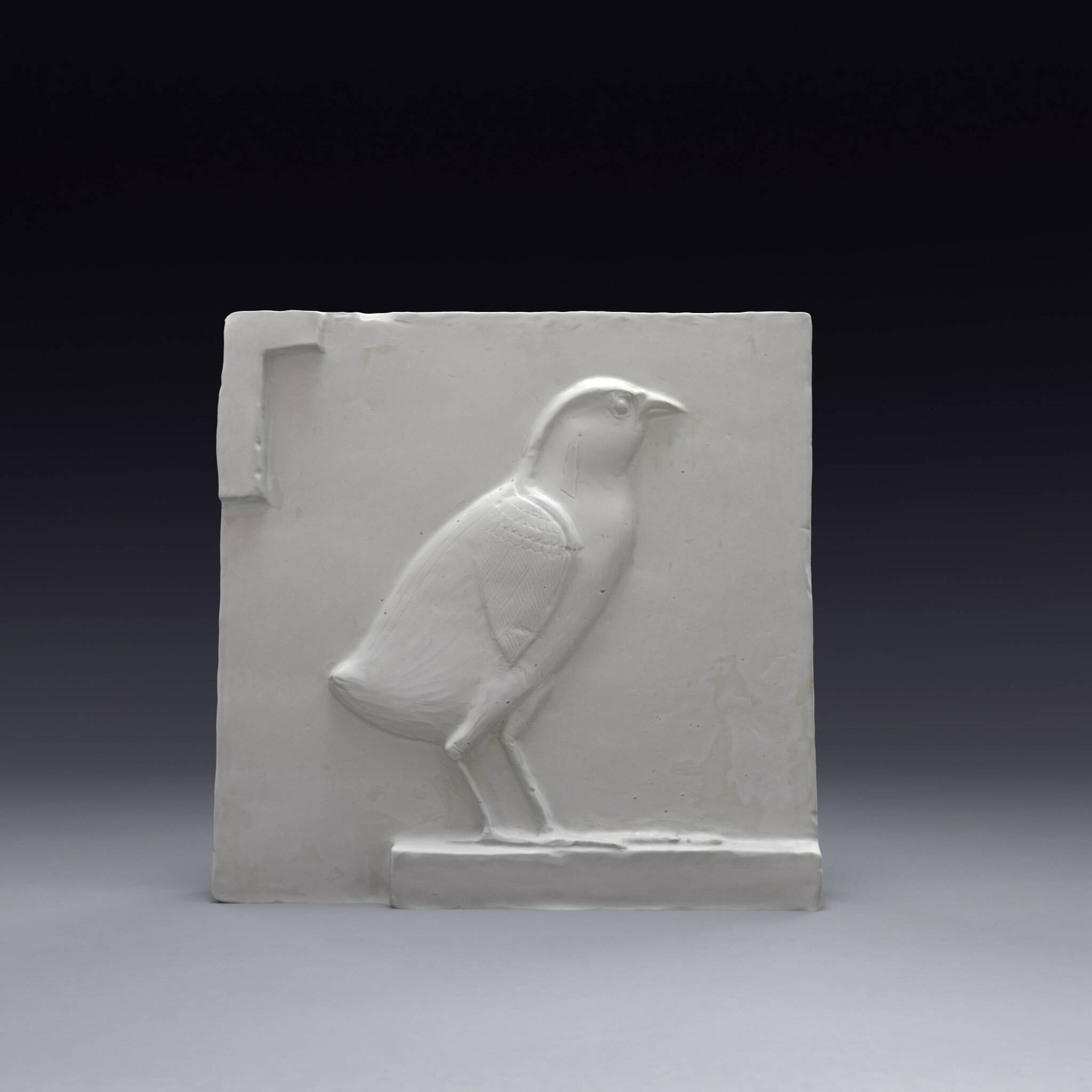 Bas-relief en plâtre représentant un poussin de caille, période ptolémaïque