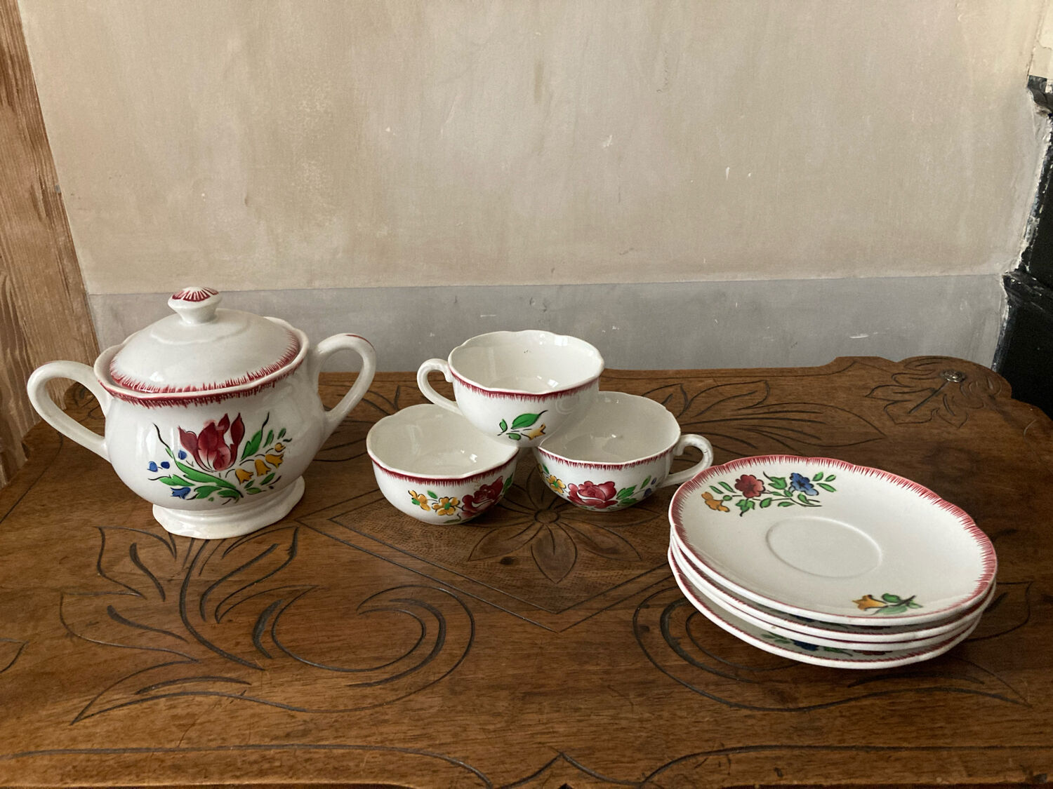 Sugar lot, cups, saucers Digoin