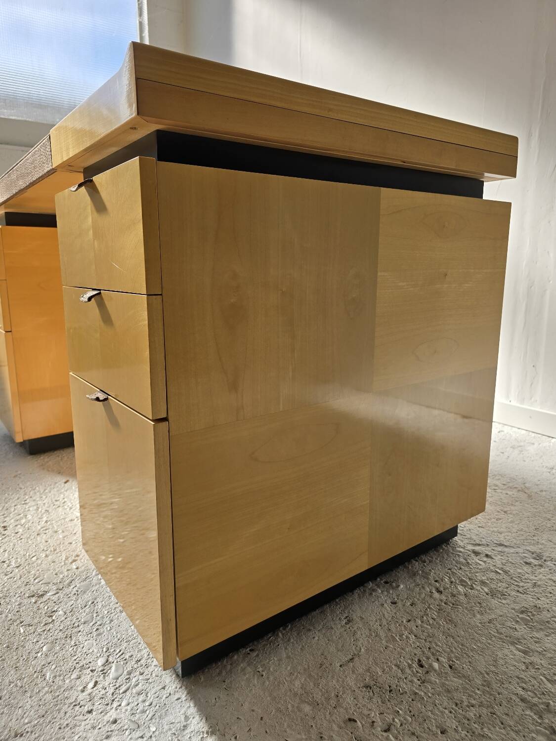Hugues Chevalier "Princeton" desk – light maple & leather 1980's