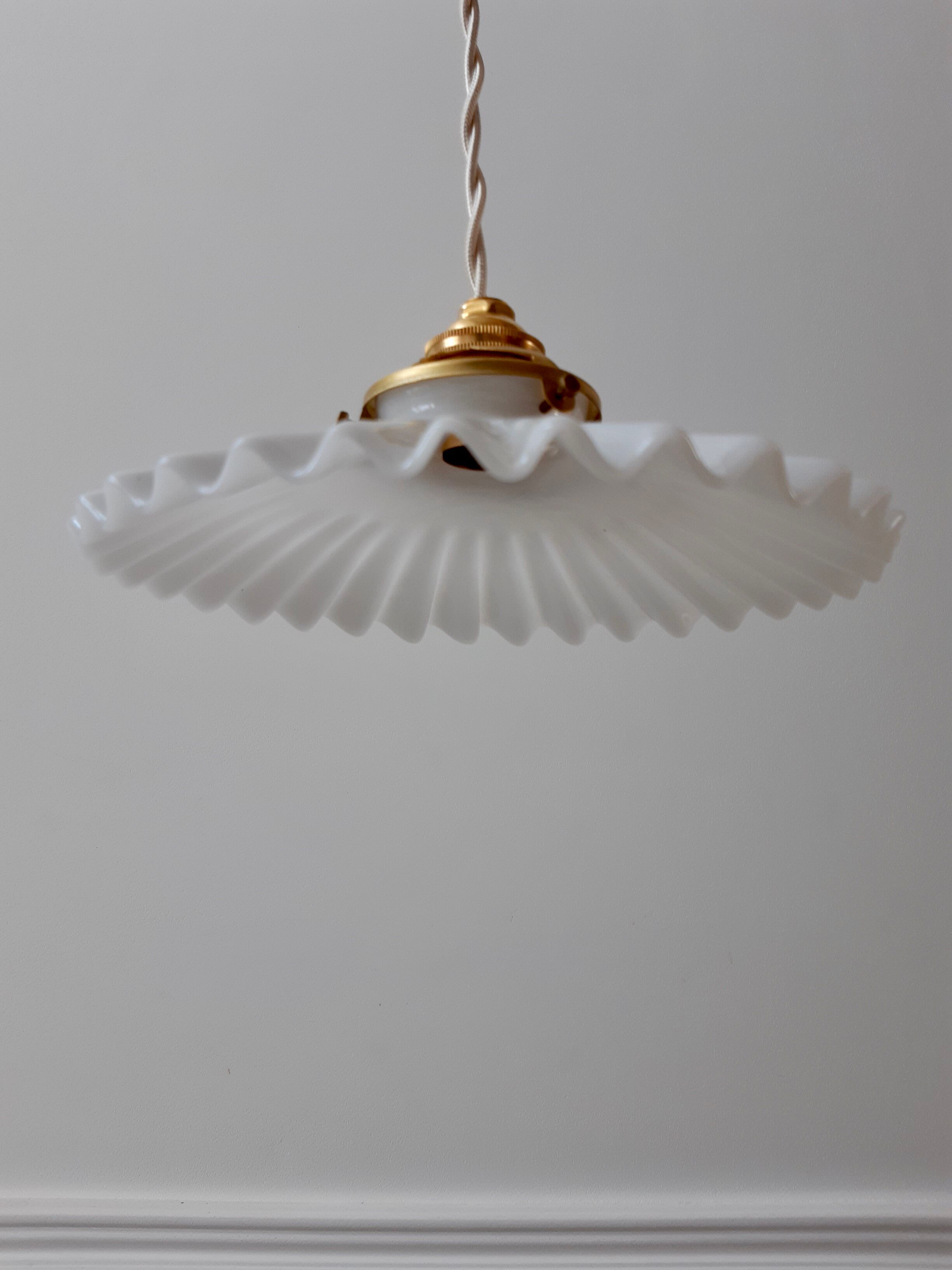 Suspension en opaline dentelée début XXe