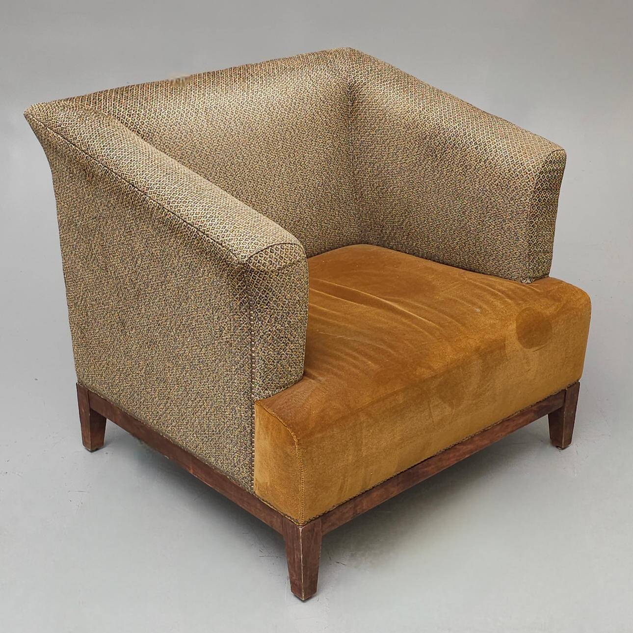 Contemporary club chair