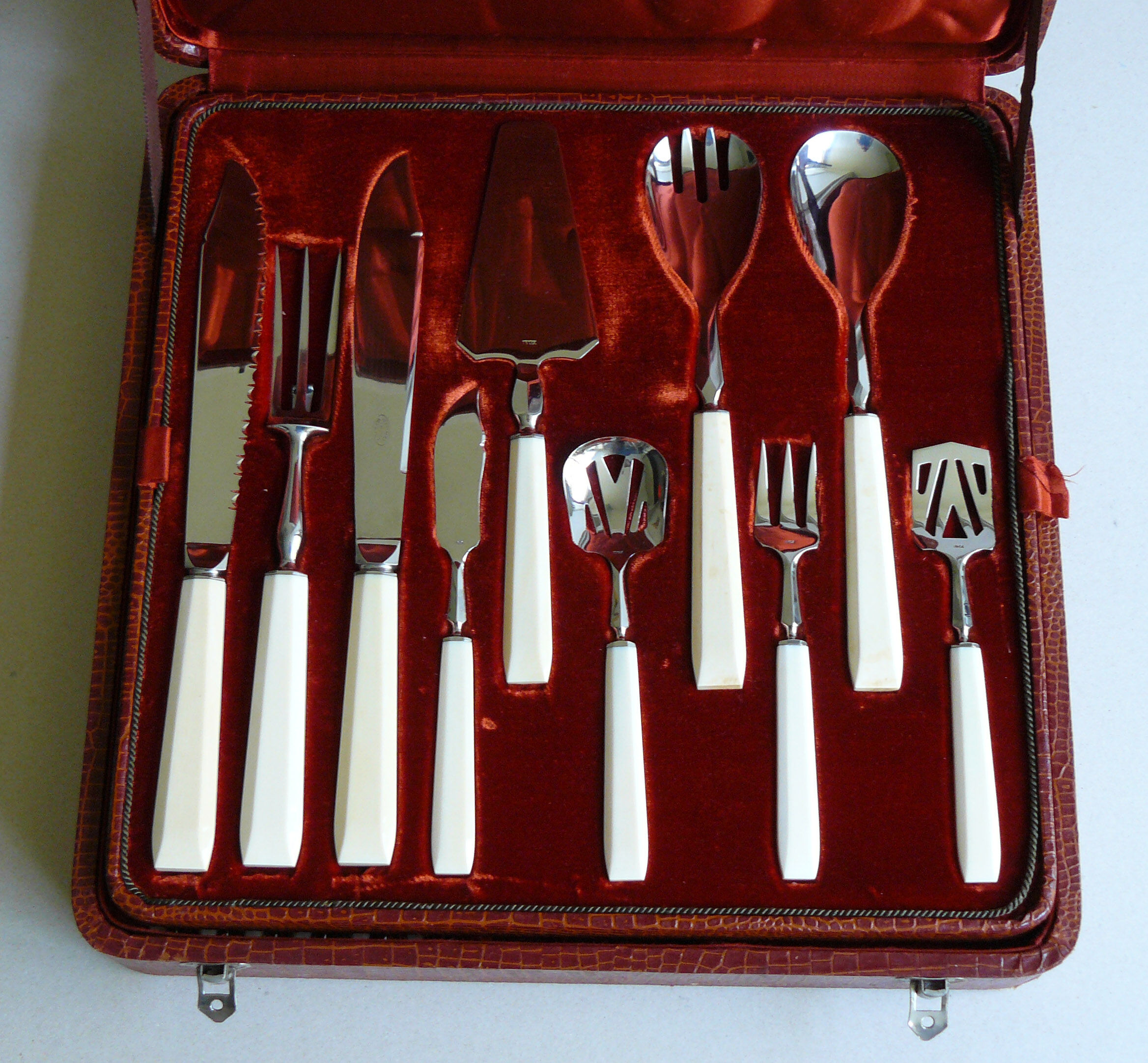 Housewife of Bakelite knives and service cutlery