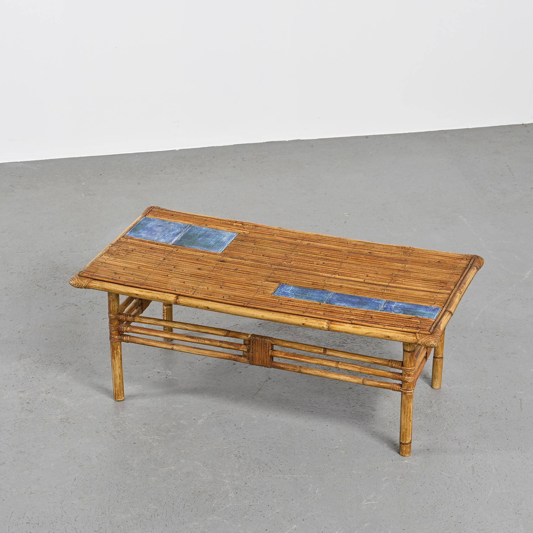 Table basse à carreaux de céramique bleus par Robert et Jean Cloutier