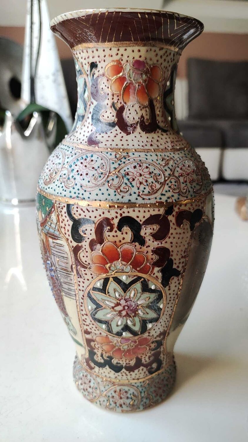 Chinese vase baluster in polychrome ceramics. Life scenes Japanese warriors/Samurai against a backdrop of wilderness