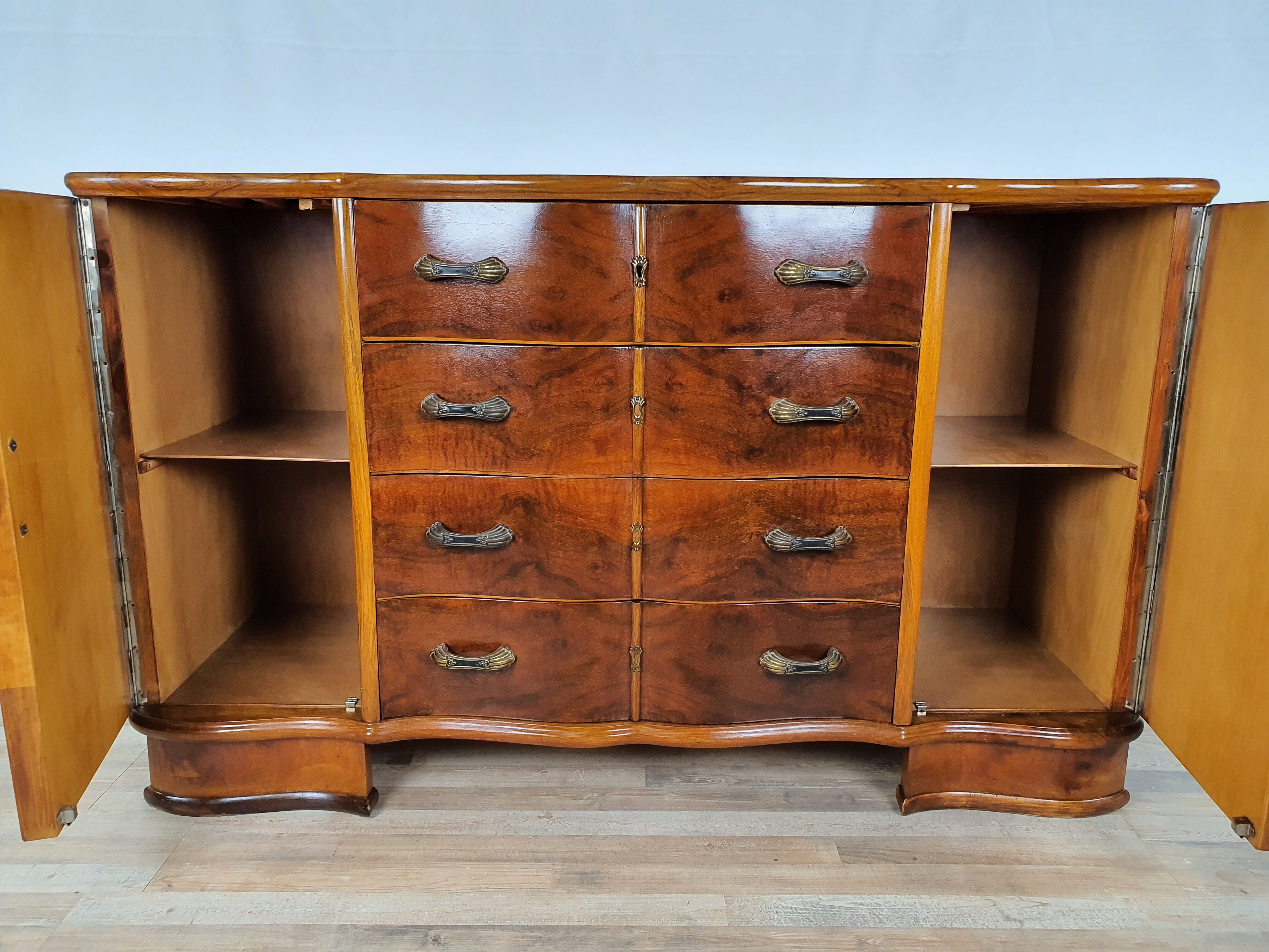 Art Decò Sideboard in Walnut