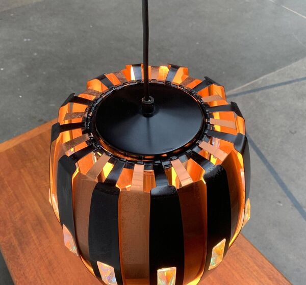 Lampe suspension danoise en métal cuivre et noir et prisme de style mid-century modern par Werner Schou pour Coronell Elektro