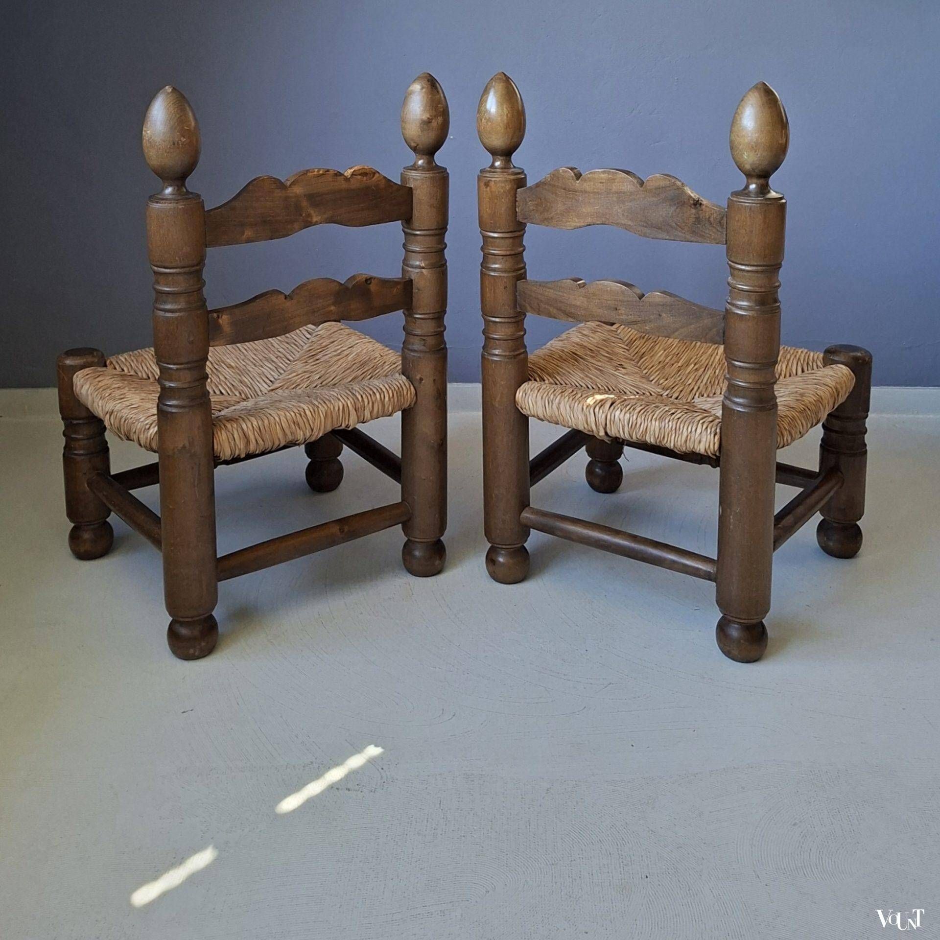Ensemble de 2 chaises basses avec assise en paille, années 1950.