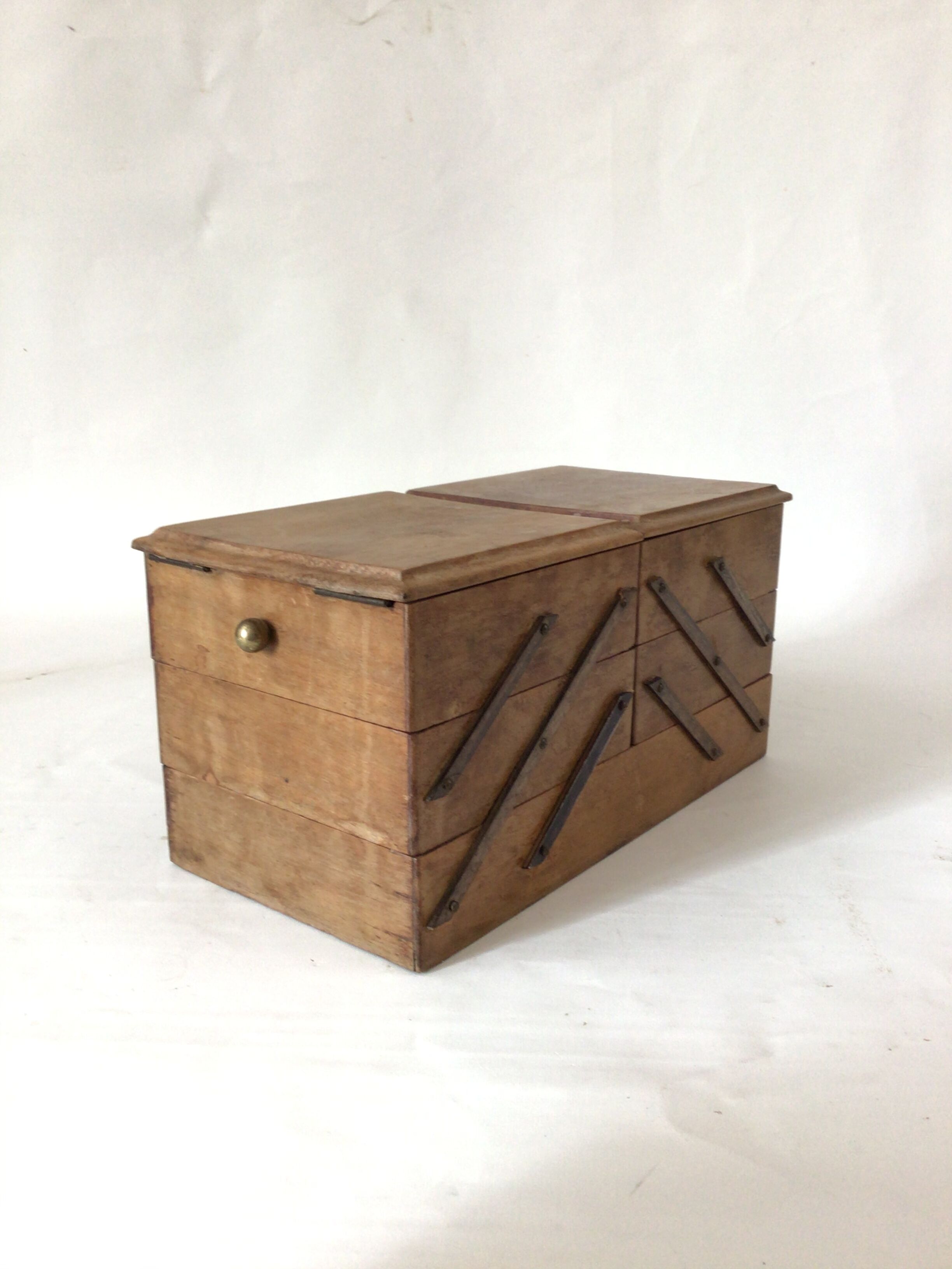 Wooden laying worker