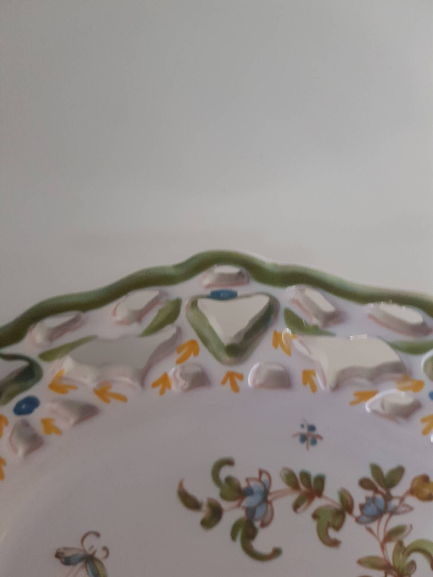 Decorative plate s6 Lallier in Moustiers with an openwork rim.