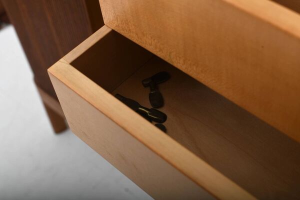 Armoire danoise à porte tambour en teck des années 1950