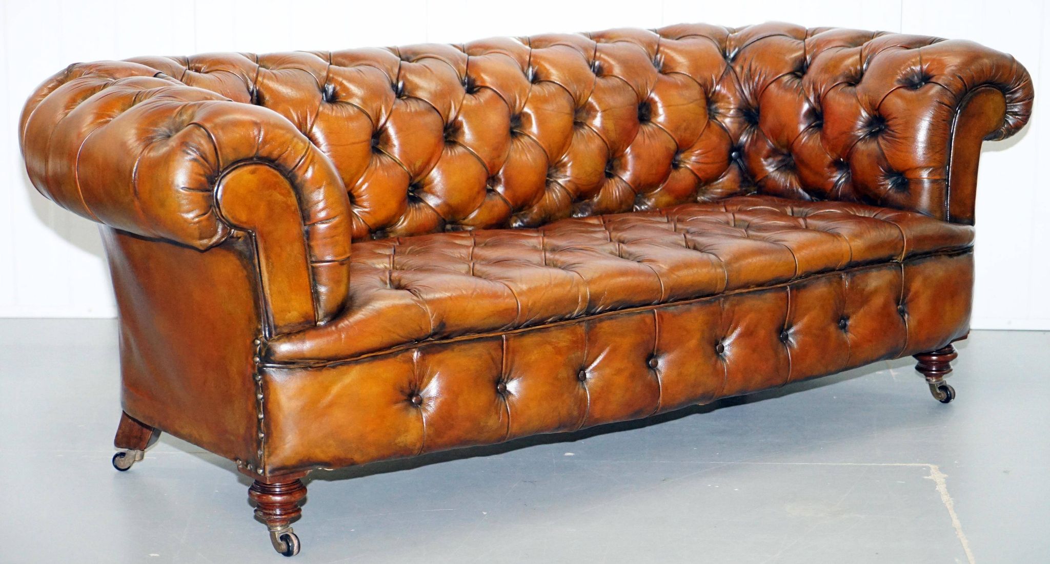 Victorian Chesterfield canapé from 1890 in restored leather, stamped Cornelius V. Smith.