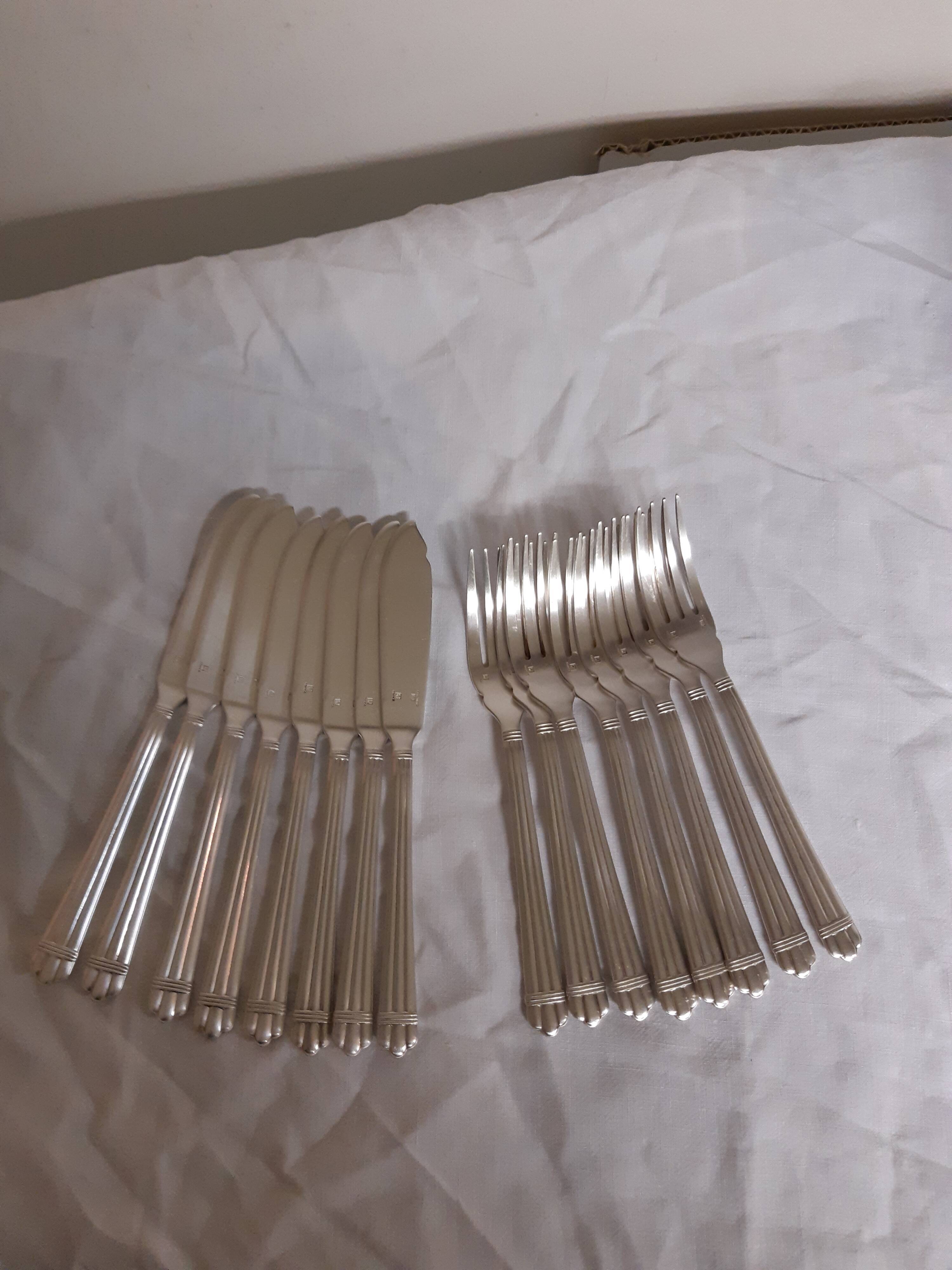 8 silver metal fish cutlery