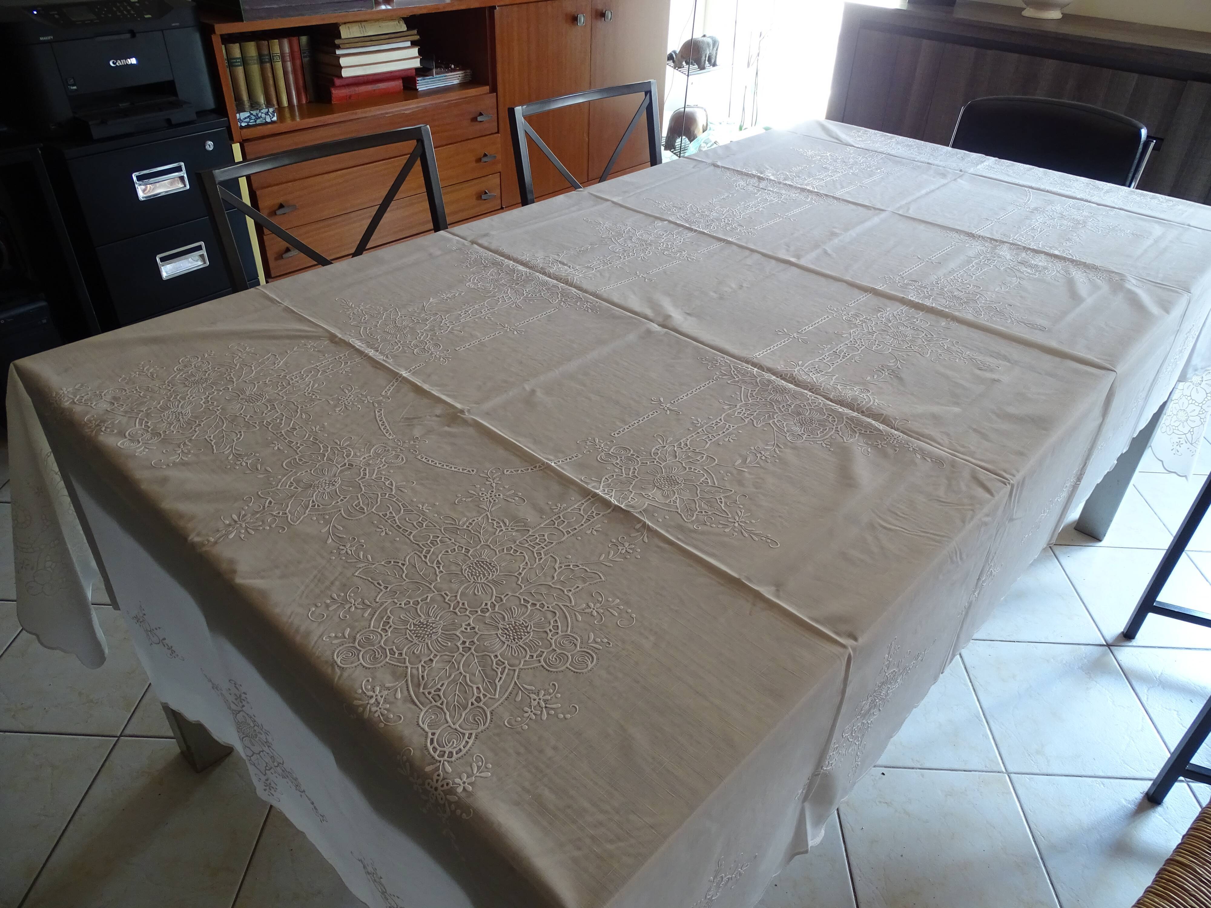 Oilcloth 260 x 150 white flower patterns