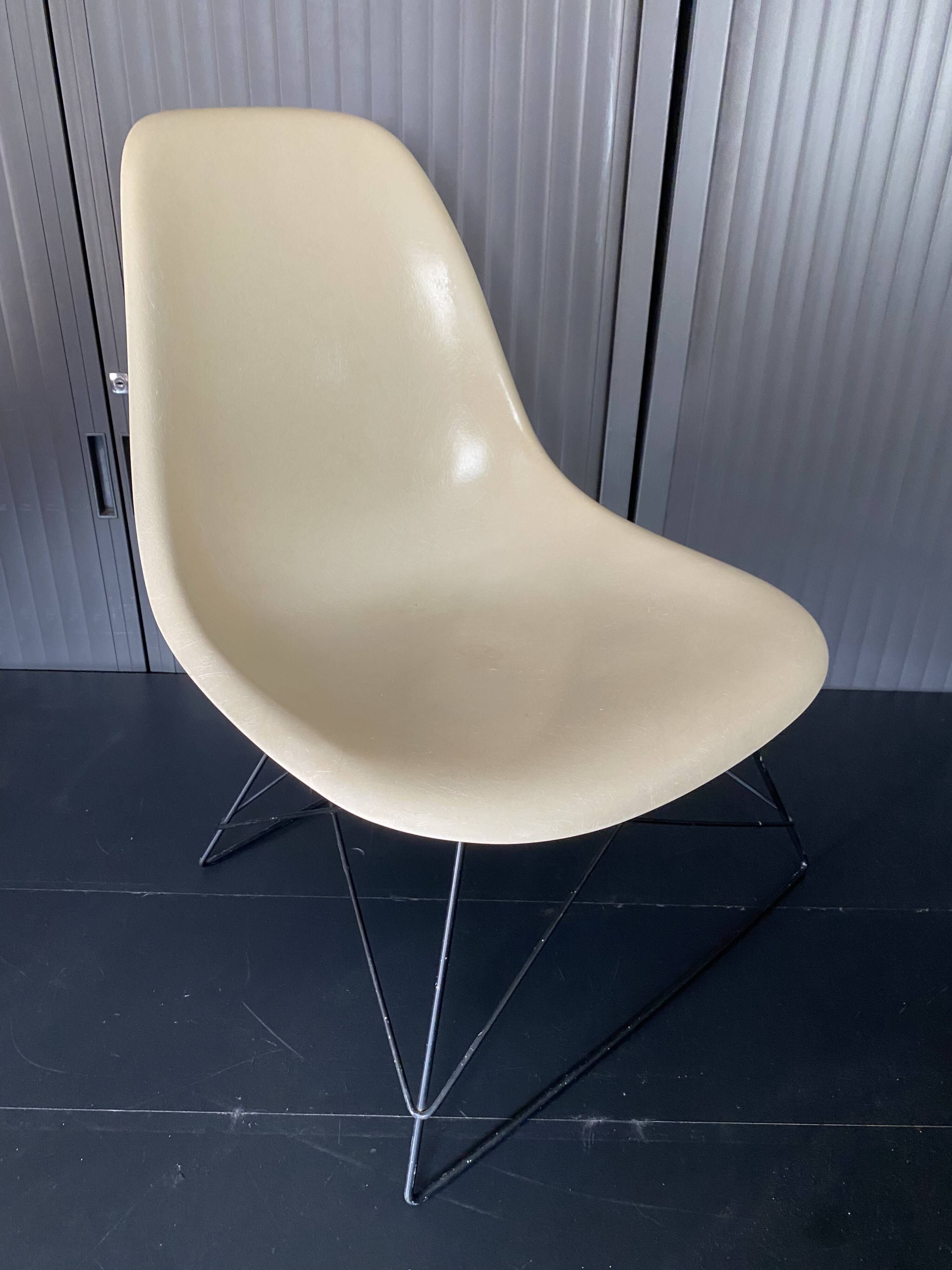 Eames lounge chair white fibre parchment base cat’s cradle Herman Miller