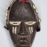 Masque Dan tribal en bois et cauris, Afrique de l’Ouest, 27 cm