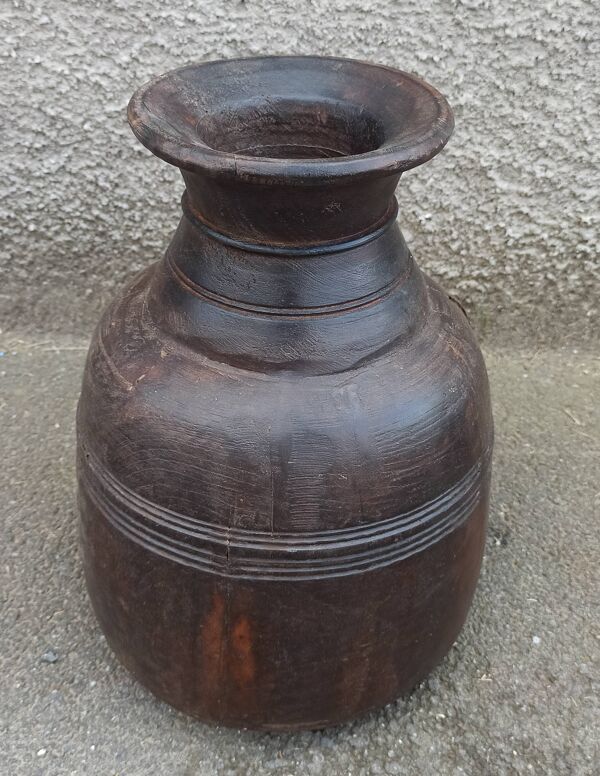 Petit pot ancien en bois