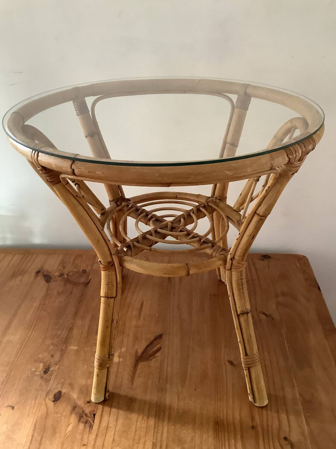 Table basse vintage en rotin et verre