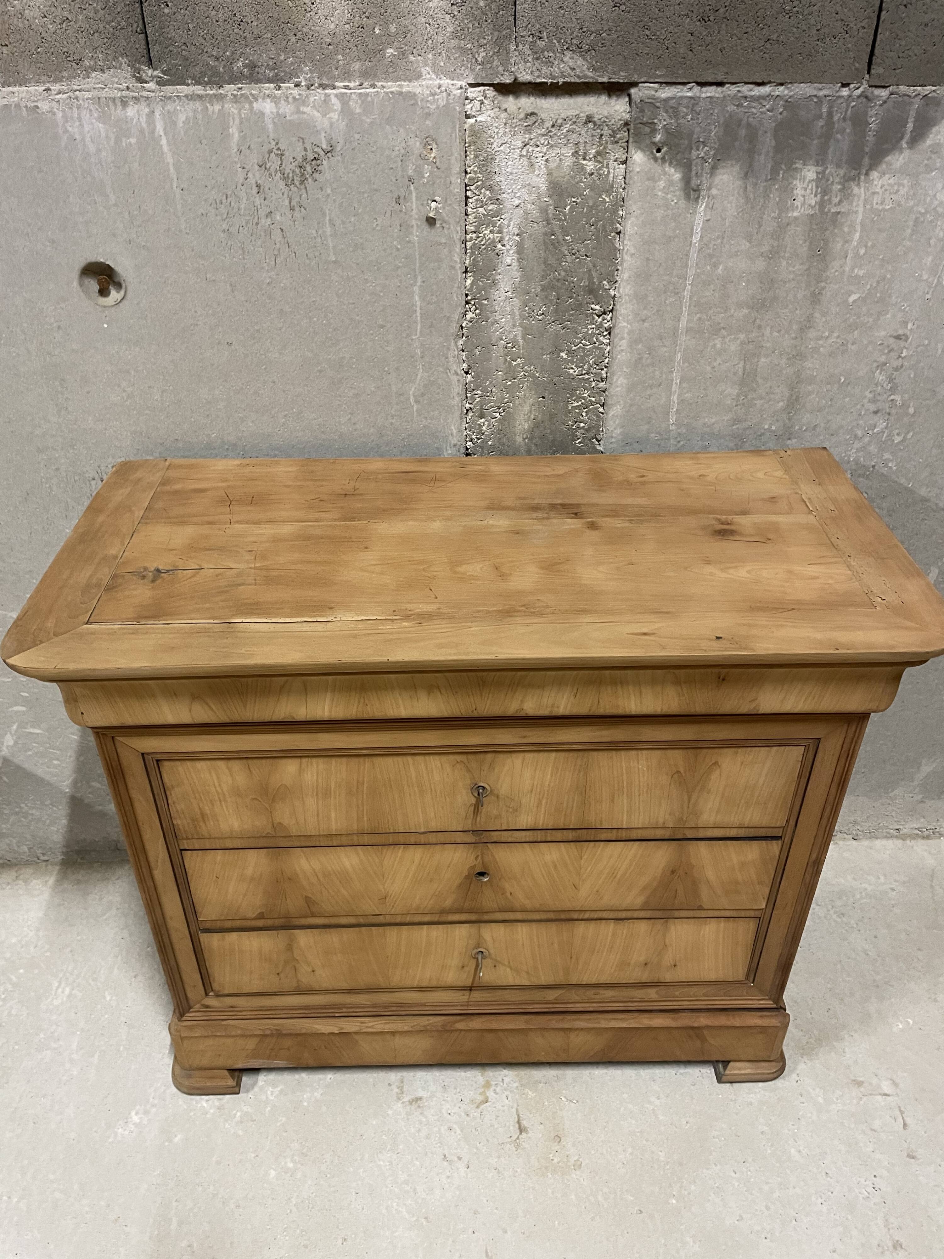Antique sandblasted chest of drawers – classic style with authentic charm