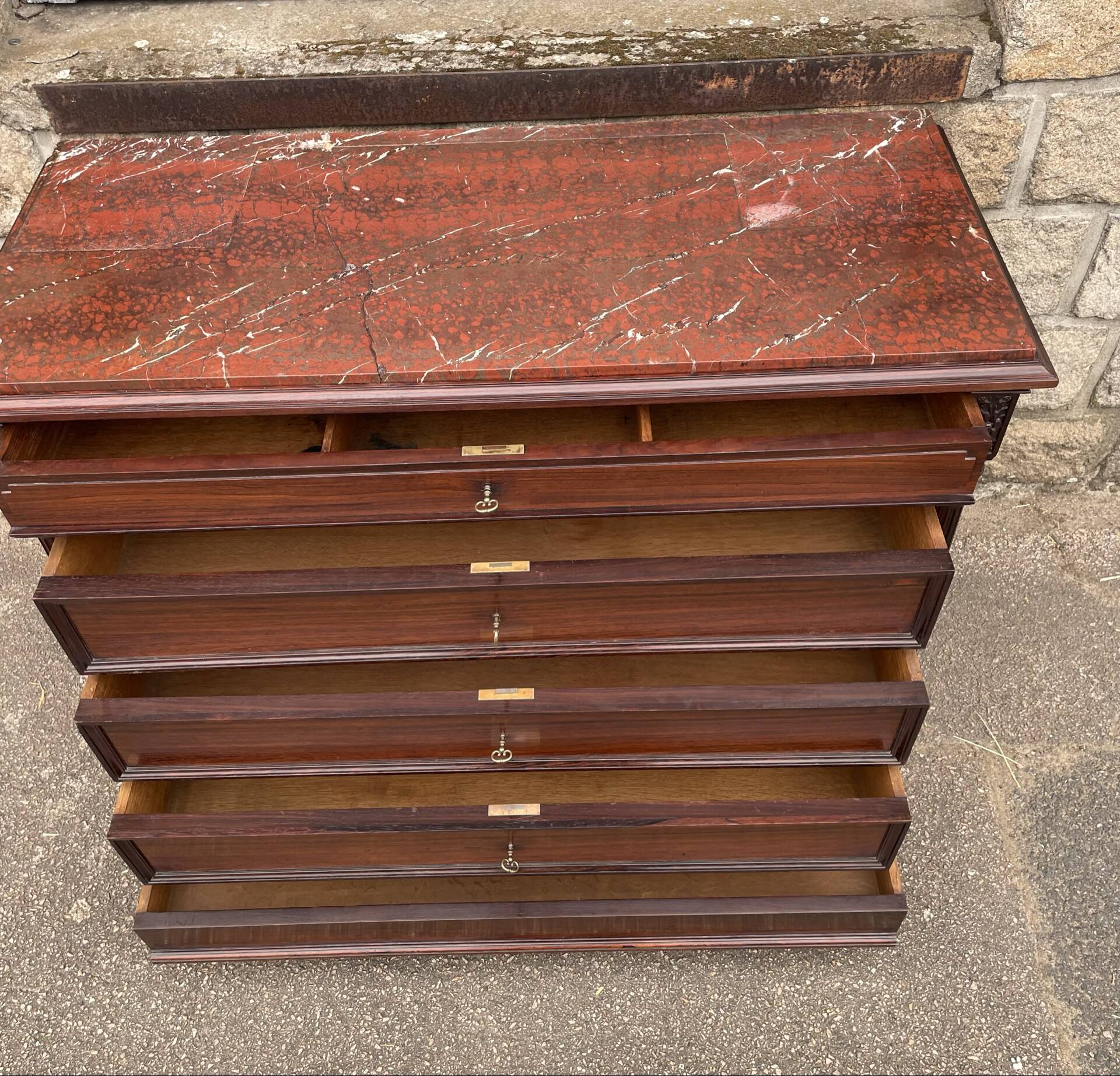 Louis Philippe commode / chest from the 19th century. Op