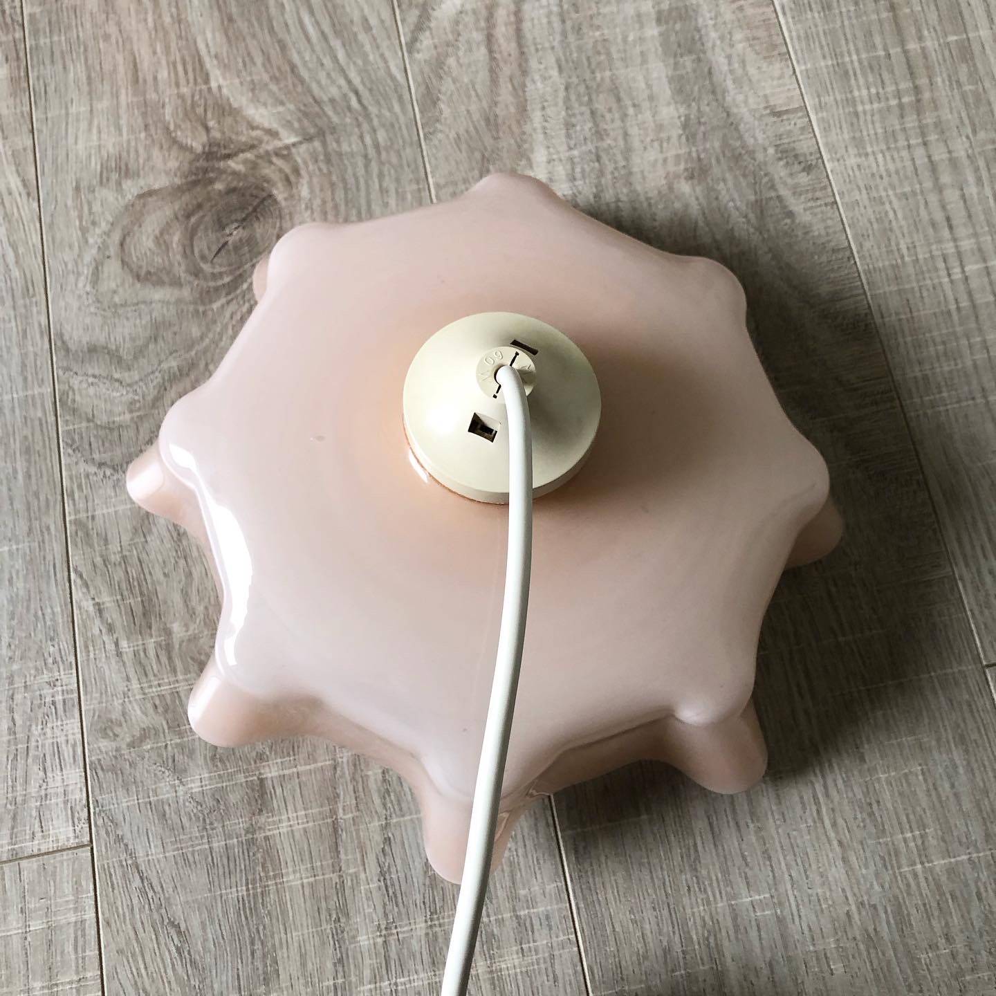Suspension en opaline rose vintage