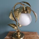 Lampe feuillage fleur métal doré et globe en verre style Hollywood Regency