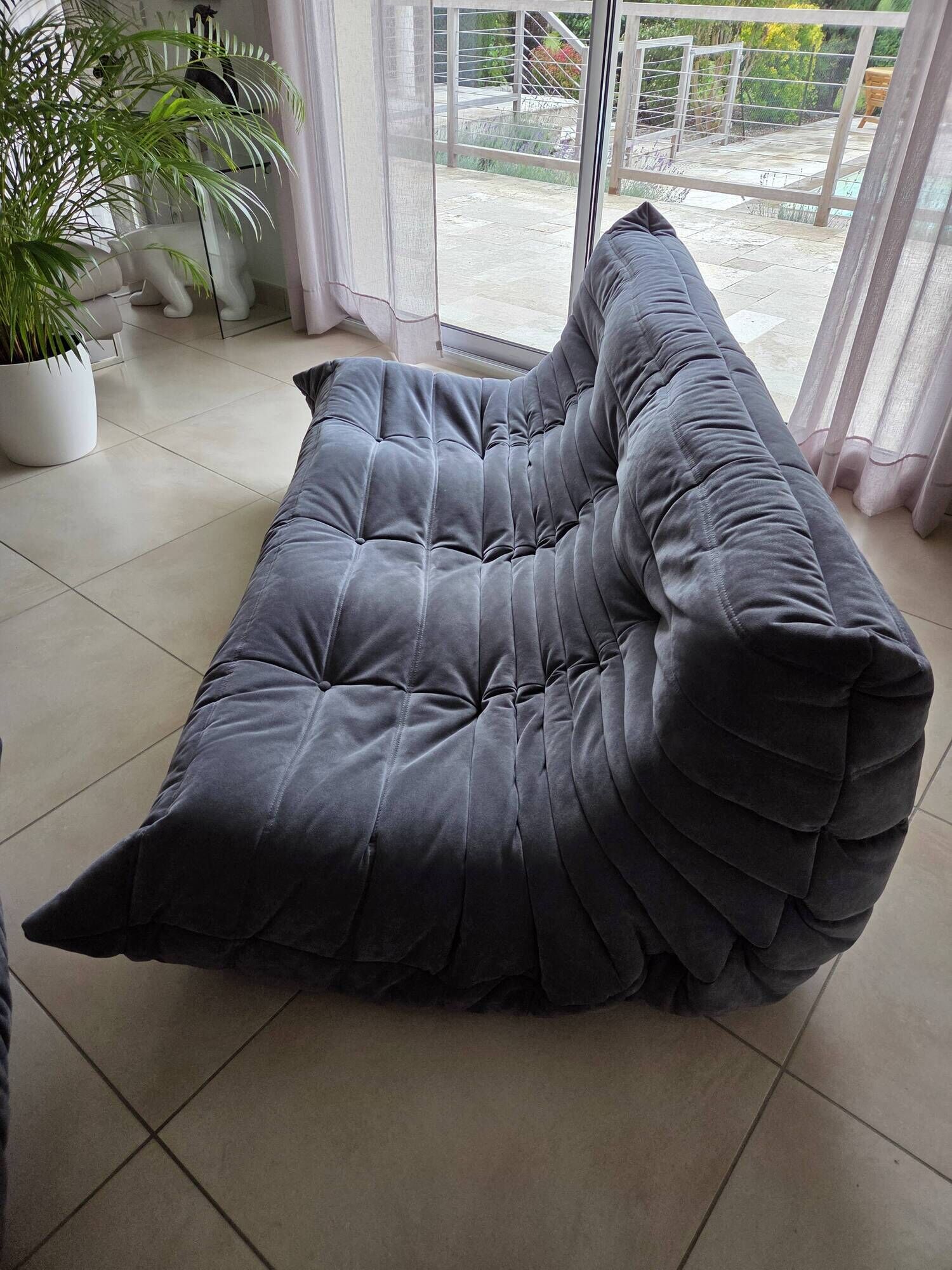 Togo canapé 3 places ligne roset avec un pouf