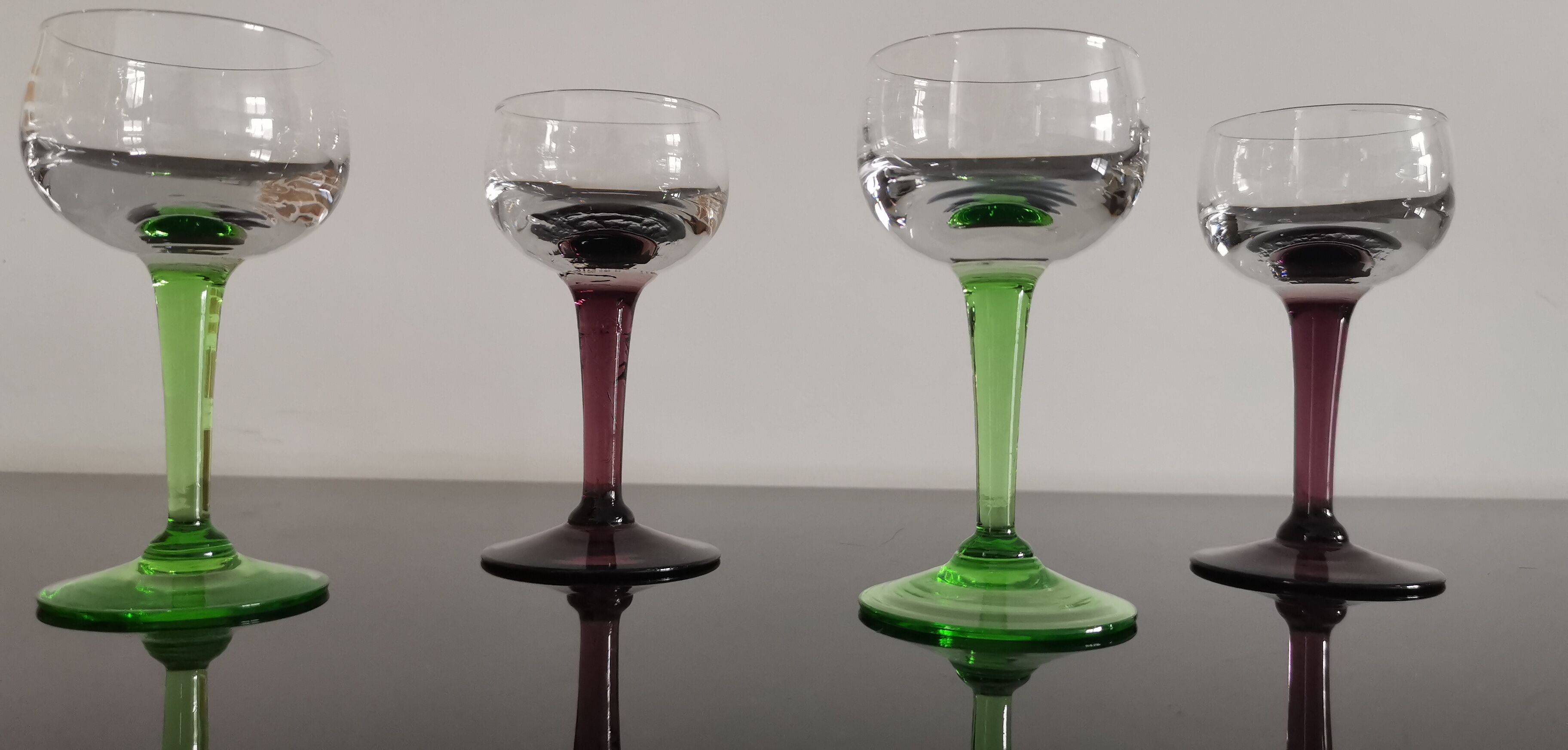 6 anciens verres à liqueur en cristal sur pieds de couleurs  des années 20/30