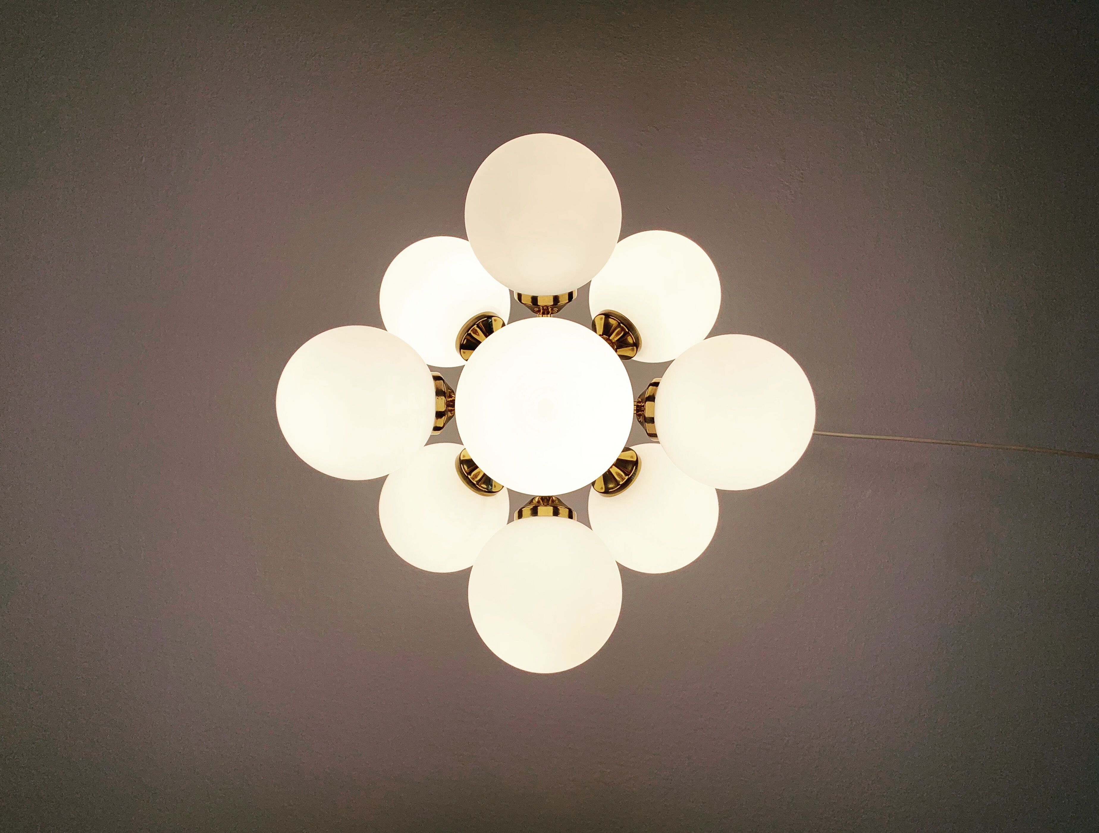 Lustre spoutnik en laiton et en verre d’opaline