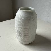Vase en porcelaine Kaiser, finition « peau de crocodile »