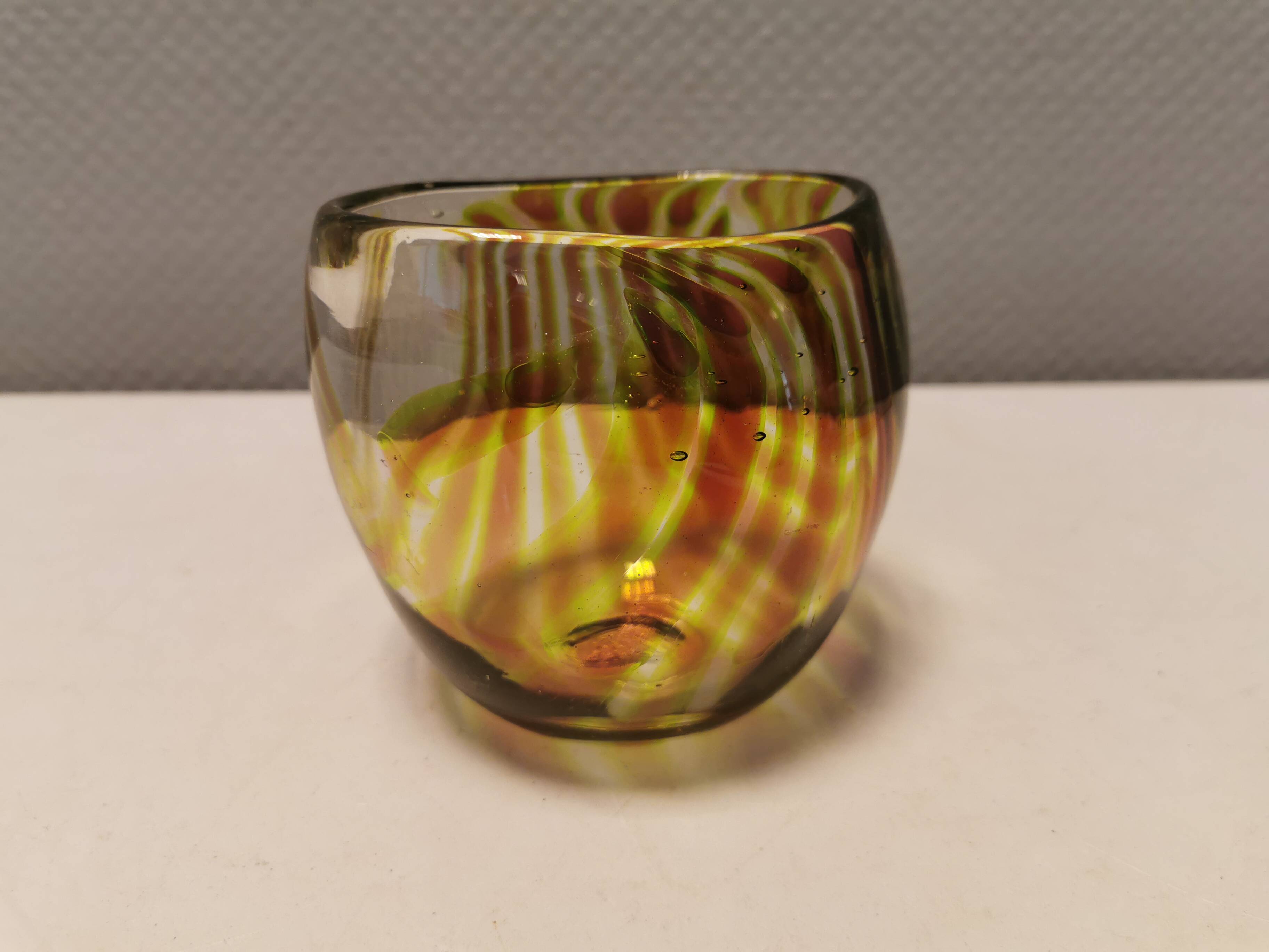 Beautiful mouth-blown vase in beautiful colours.