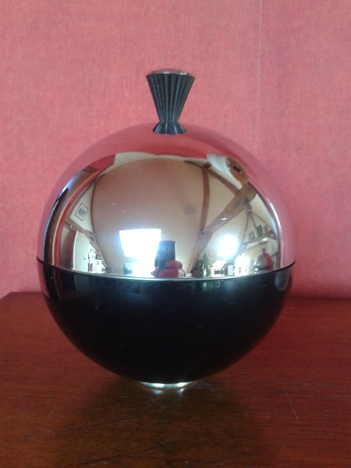 Cigarette display ball