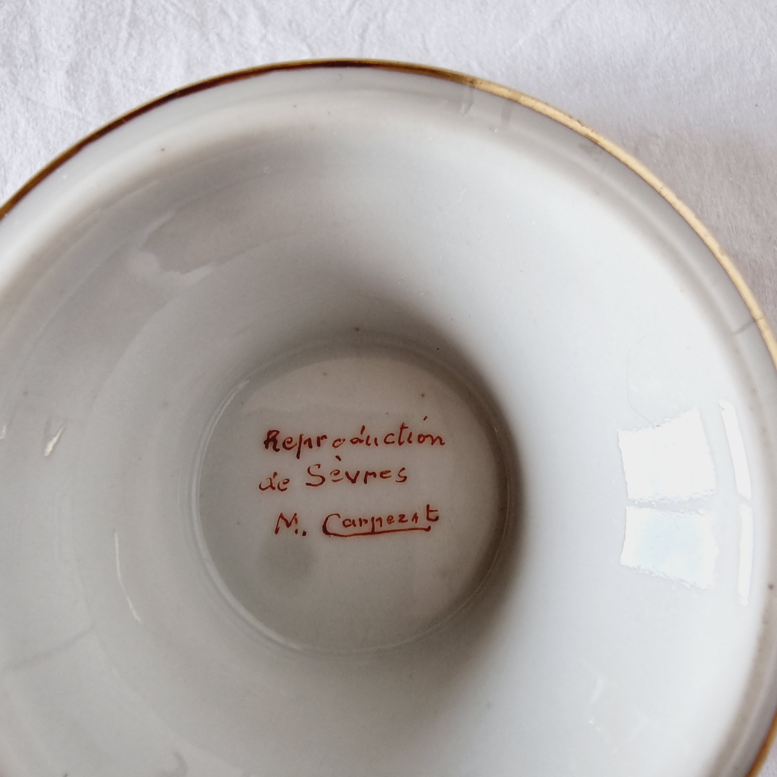 Tasse et soucoupe en porcelaine reproduction de sèvres décorées à la main par m.carpezat pour limoge