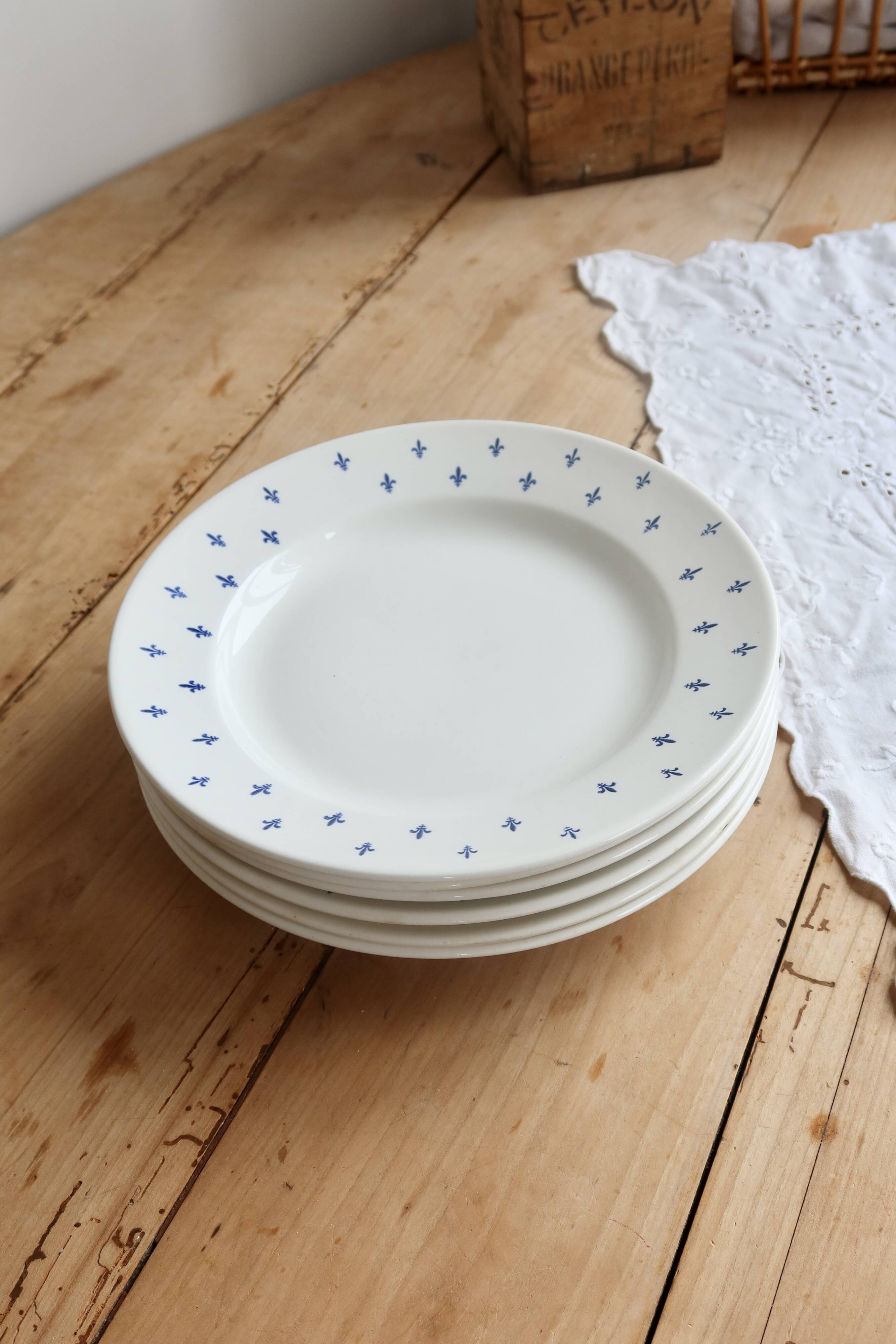 6 assiettes plates vintage en faïence blanche – décor fleurs de lys bleu