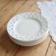6 assiettes plates vintage en faïence blanche – décor fleurs de lys bleu