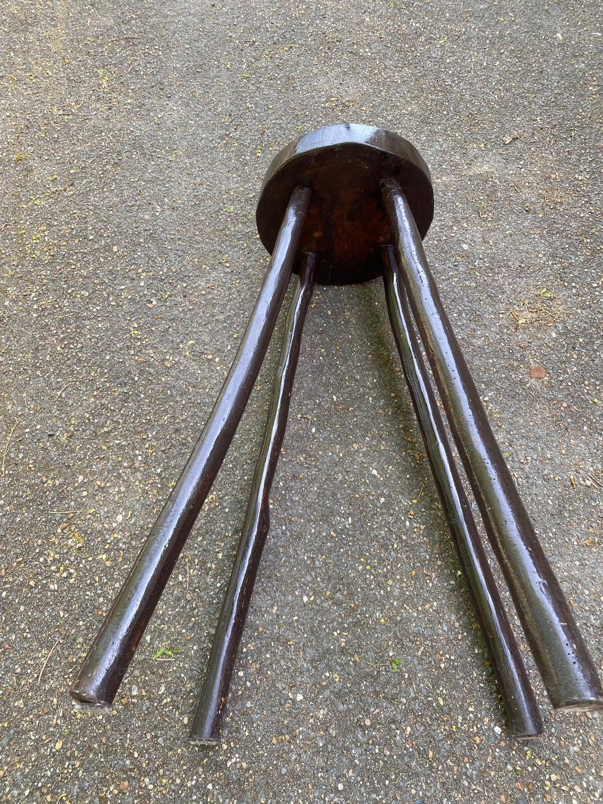 Tabouret de bar haut quadripode en bois massif sculpté 80cm