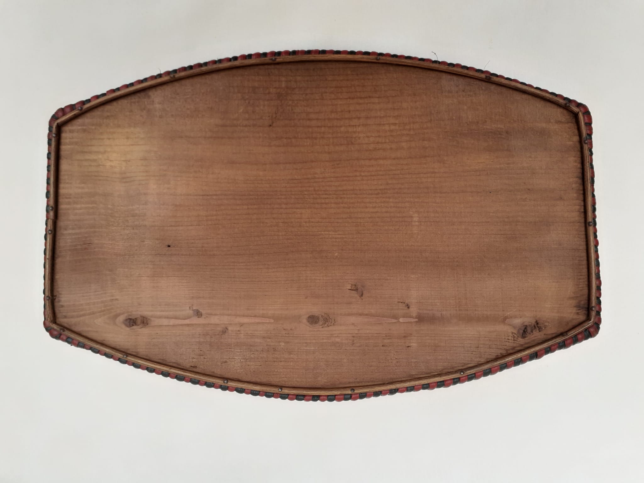 Plateu fixed under glass