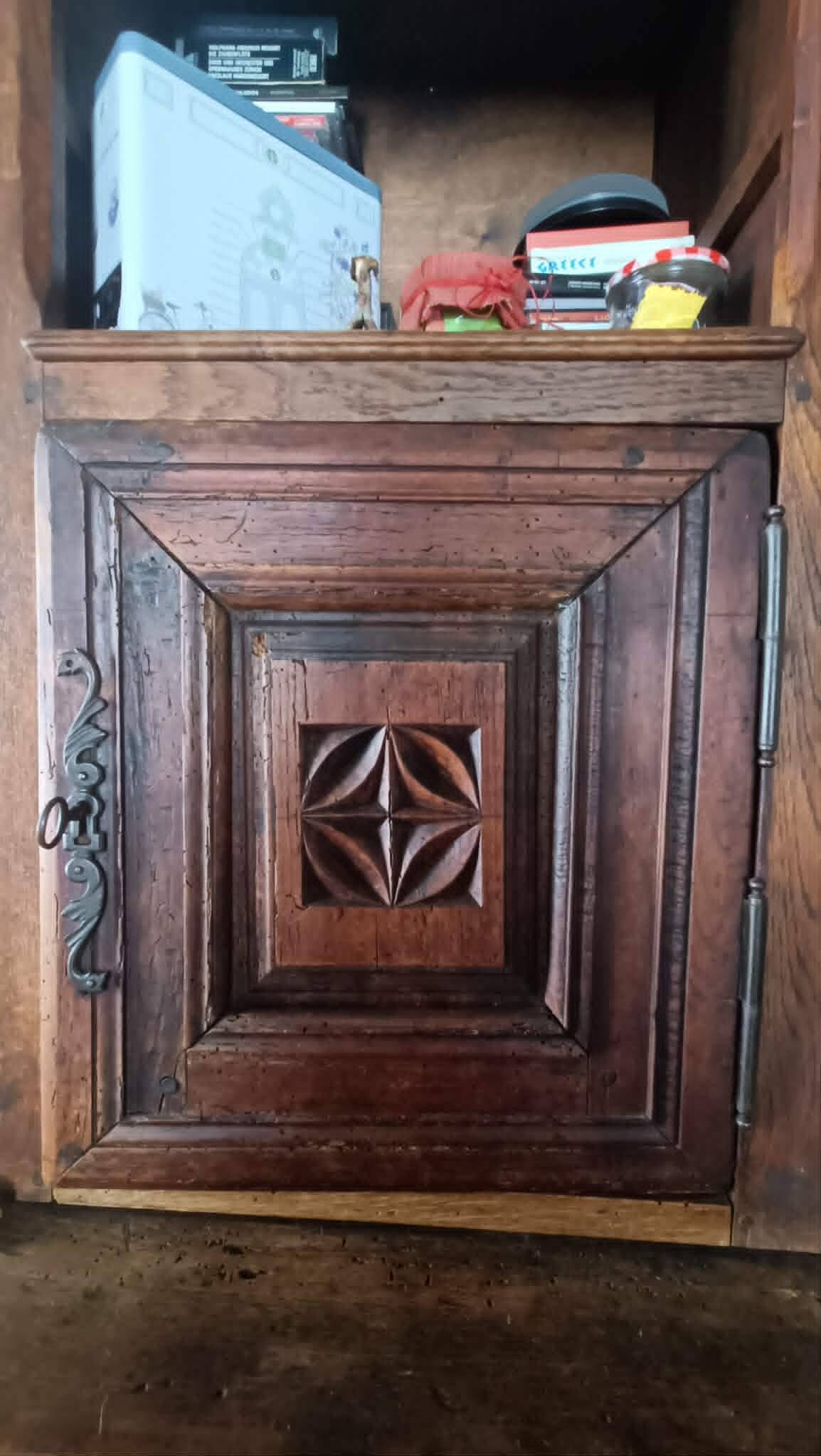 Grand meuble breton ancien en chêne – éléments sculptés anciens
