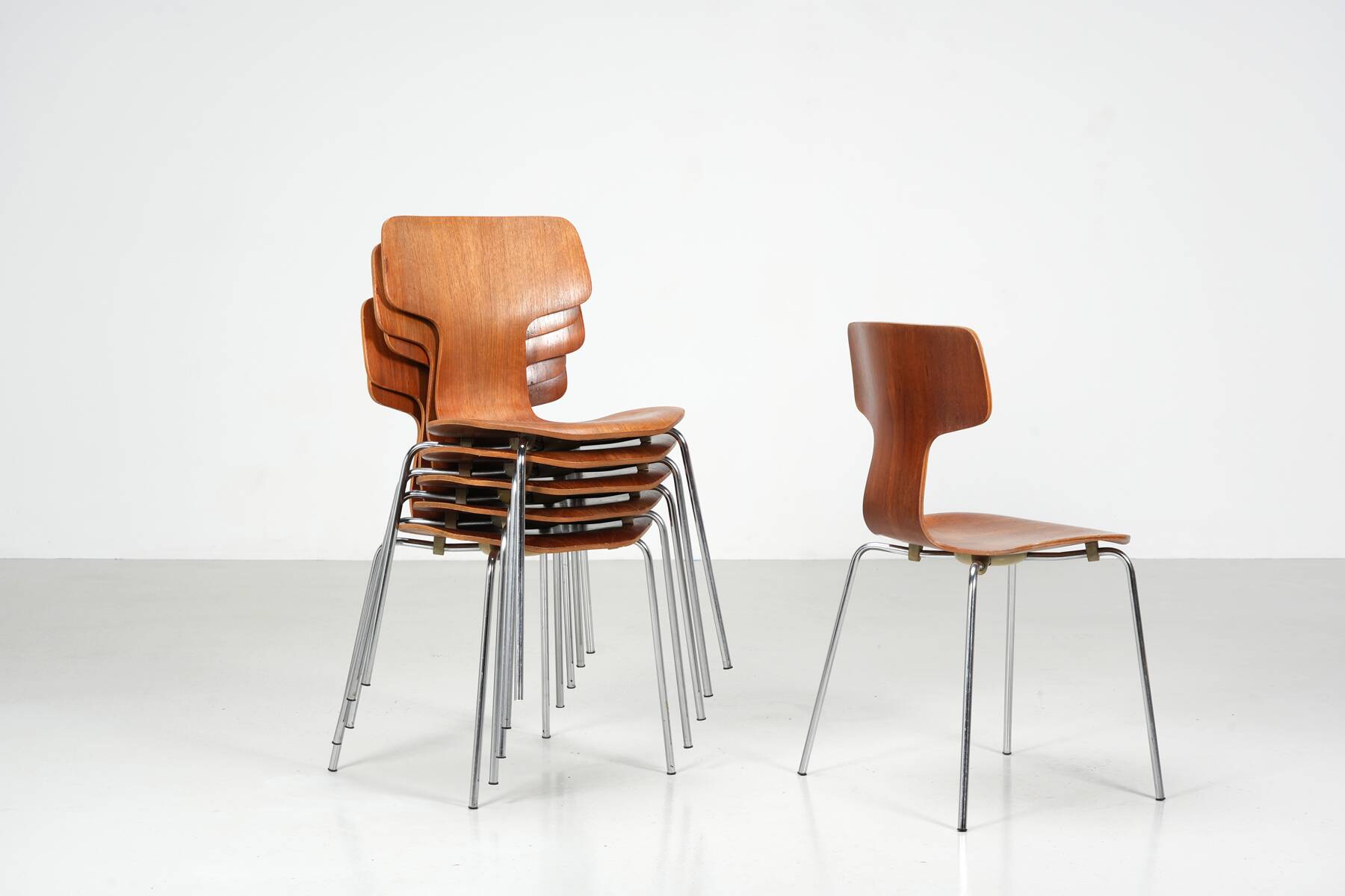 Arne Jacobsen, set of 6 chairs model 3103 known as Marteau ed. Fritz Hansen