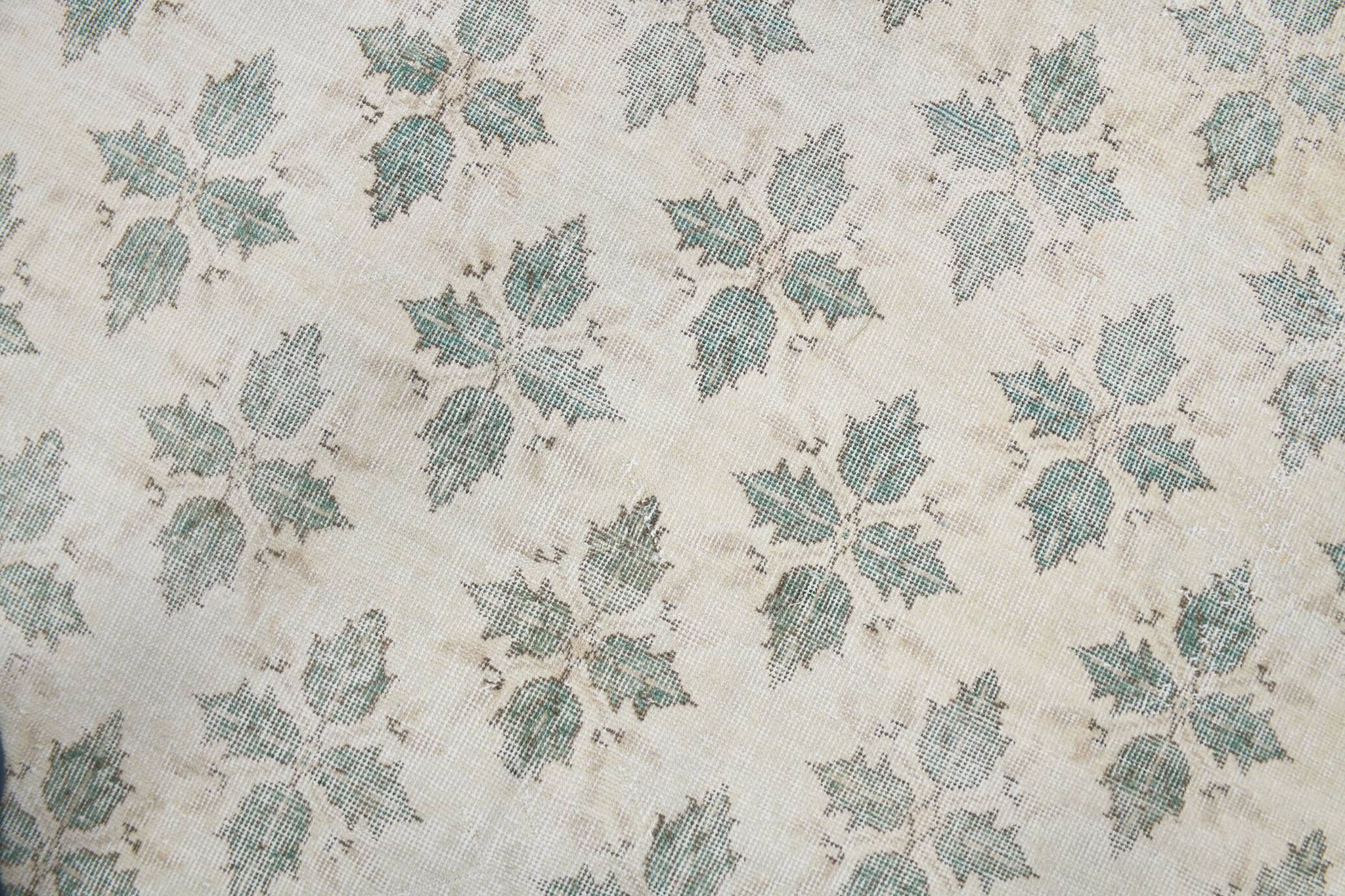 Tapis persan ancien ivoire et vert à motifs géométriques, 198x296